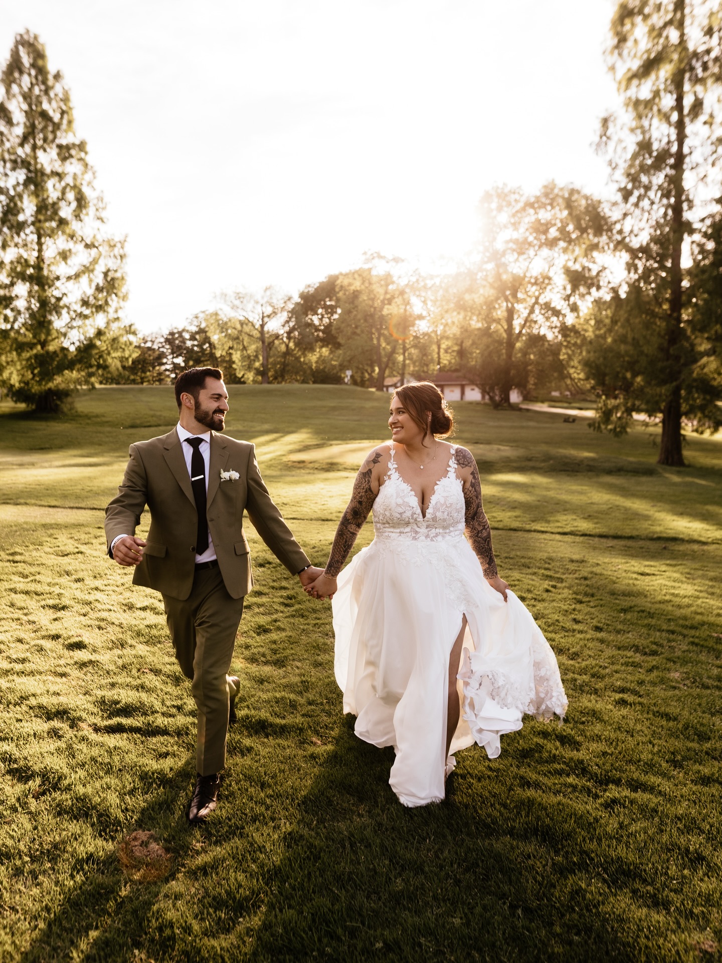 Alexandria & Joseph⦠what a day!
@lexmazz_ looked absolutely stunning and their love for each other was written all over their smiles. Loving these stunning photos from @kayladuffinphotography š
#abridesdesign
#bridestyle
#realbride
#ohiowedding
#kayladuffinphotography