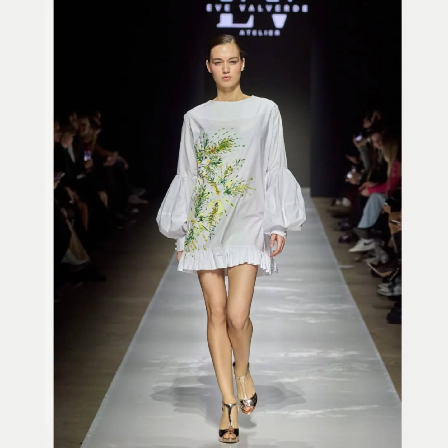 Llevamos la naturaleza tatuada en el lino. 🌿💛
Cada pincelada es un acto de amor por el detalle artesanal. Hoy, estas historias únicas cobran vida bajo el cielo de Cancún.
¡Es el día! Nos vemos en la pasarela del @mexicofashionshow en el hermoso @dreamssapphireresort. ✨
#EveValverde #HandPainted #ArtisanalLuxury #Lino #CancunFashion #CostaRicaModa #EveValverdeAtelier #CRFW