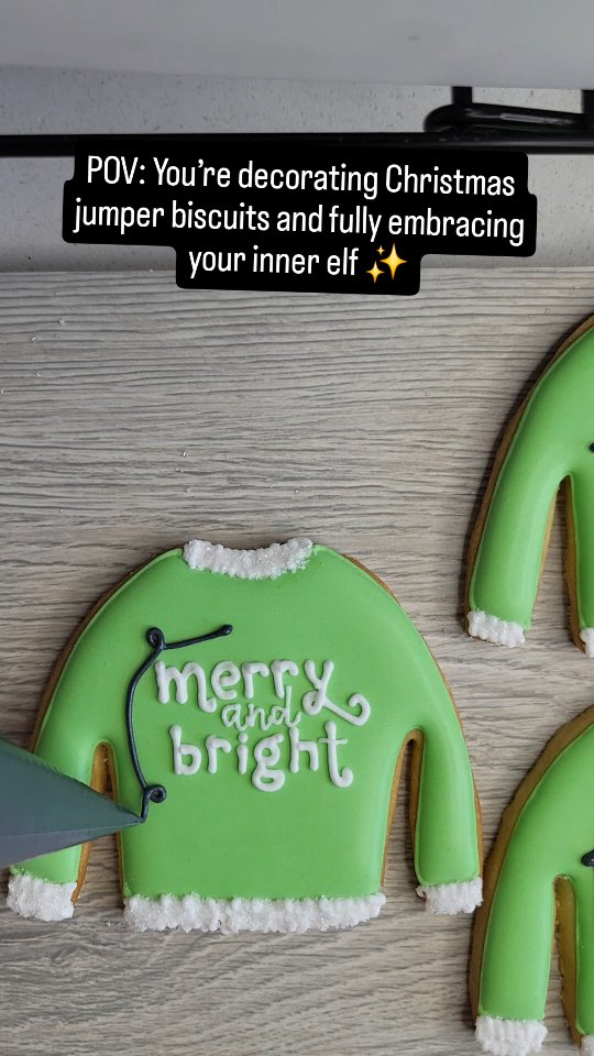 Love them or hate them?!
Come decorate cosy Christmas jumper biscuits with me! The tiny details are my favourite part ❄️✨
#christmasjumper #instagood #christmasseason