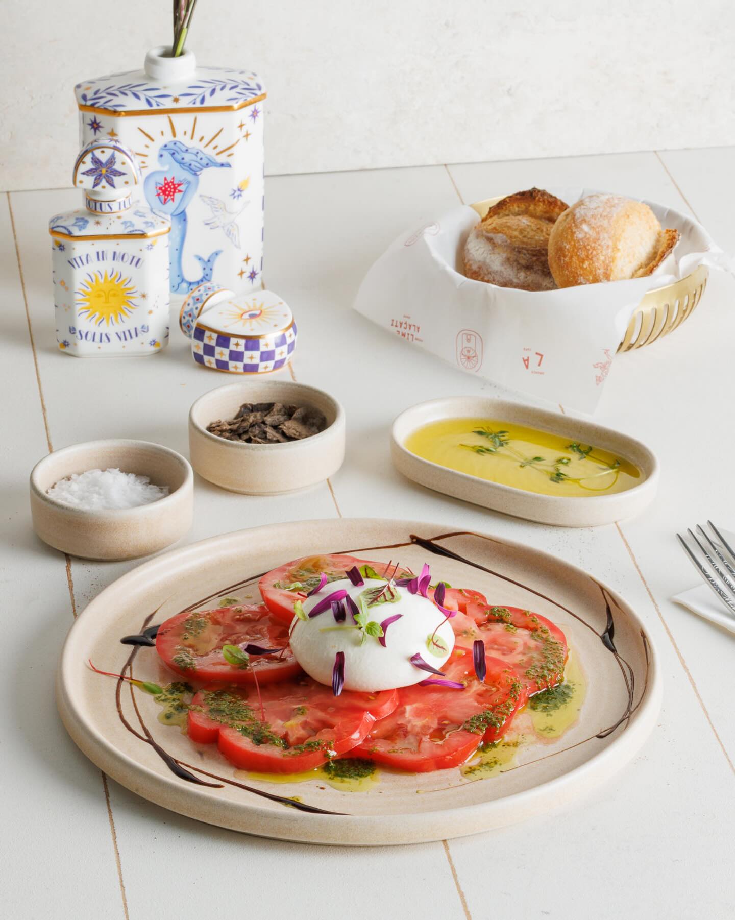 🍅💫 Burrata; İpeksi Burrata peyniri, taze domates dilimleri ve aromatik pesto…
Zeytinyağının zarif dokunuşuyla tamamlanan hafif bir lezzet...