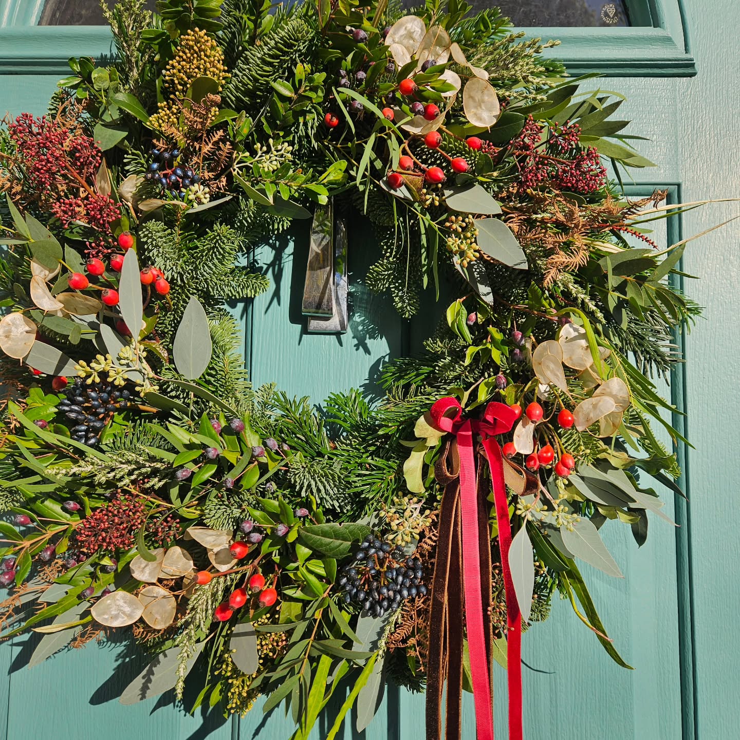 My first winter wreath of the year in today's glorious sunshine ☀️
#wreath #doorwreath #festivewreath #carshaltonbeeches #carshalton