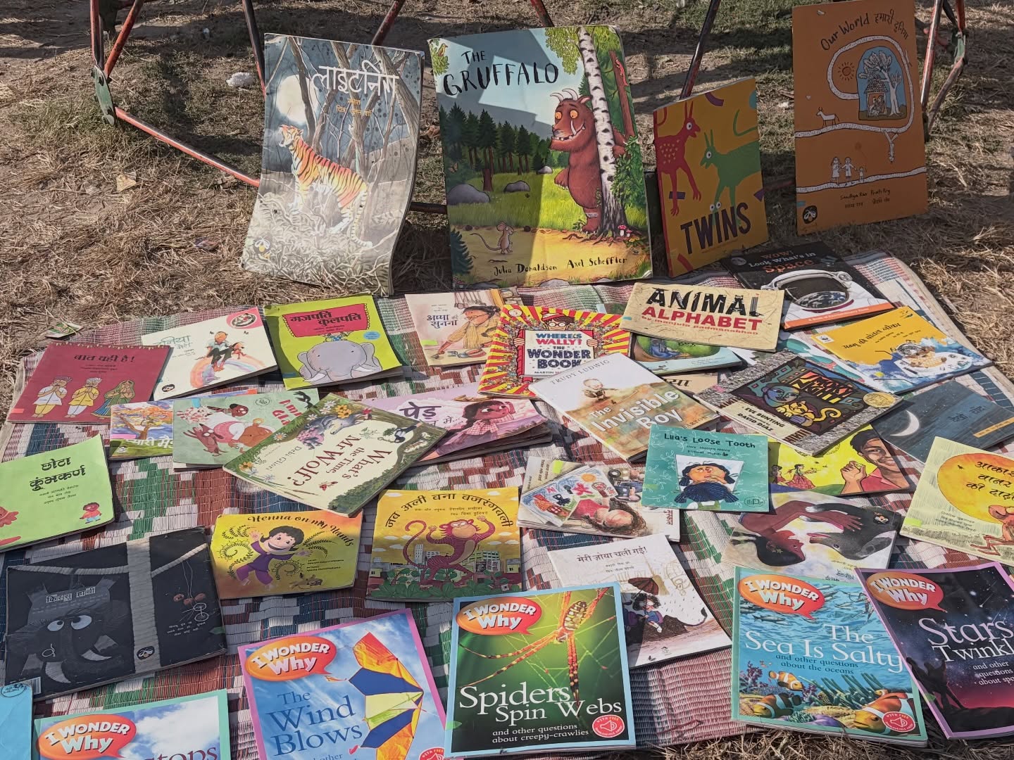 Pop up Library
We decided to go outside and do a pop up library for a change of scenery! Here, our children could explore the library collection outside the space, and more children from the park could join us!
It was a beautiful experience — there were three read alouds: Radha finds the Circle (age group 4-6), Beeckle (age group 7-8), and Jadugar Meera (age group 8+). Although we divided groups by age, children had the option to choose any read aloud they were interested in!
#khwabgharsekisse #popuplibrary #learnbyexploring