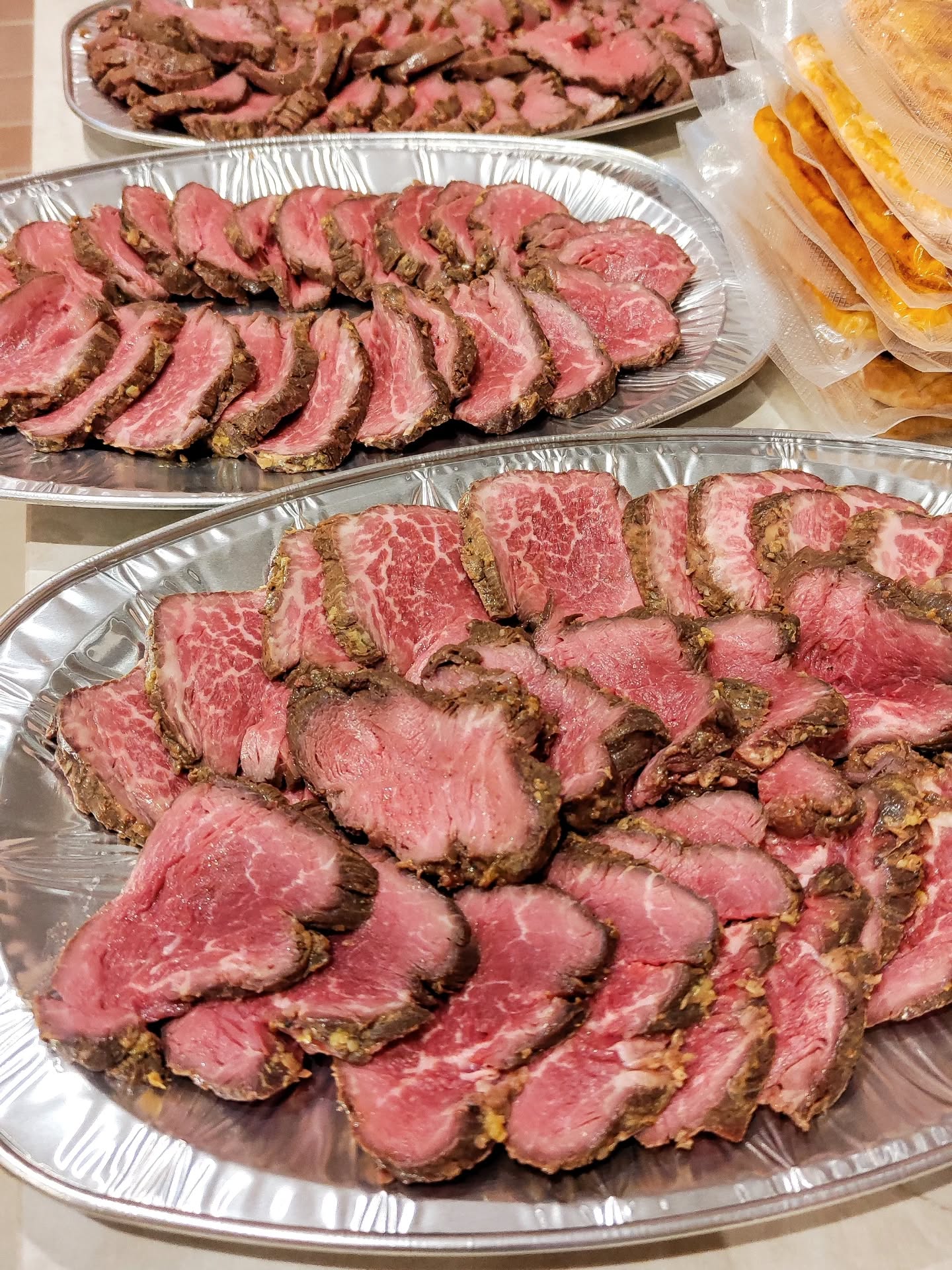 ✨ Así llegan tus pedidos de Navidad
Listo, envasado y con instrucciones para que no tengas que cocinar nada.
Cada plato llega en envasado al vacío o en bandejas de aluminio aptas para horno, pensado para que puedas almacenarlo, calentar y servir fácilmente.
Todo viene etiquetado, con nombres de platos y tiempos.
Cero líos. Cero dudas. Solo disfrutar.
Incluyo instrucciones claras: cómo y cuándo calentar, temperaturas, tiempos y pequeños trucos para que te quede perfecto en casa ✨
Mi cocina, tus sobremesas.
Tú solo pones la mesa… yo me encargo del resto 🫶✨
Para los pedidos del 24 y 25 de diciembre quedan pocas unidades.
Si quieres asegurarlo, escríbeme hoy por WhatsApp 💛📩