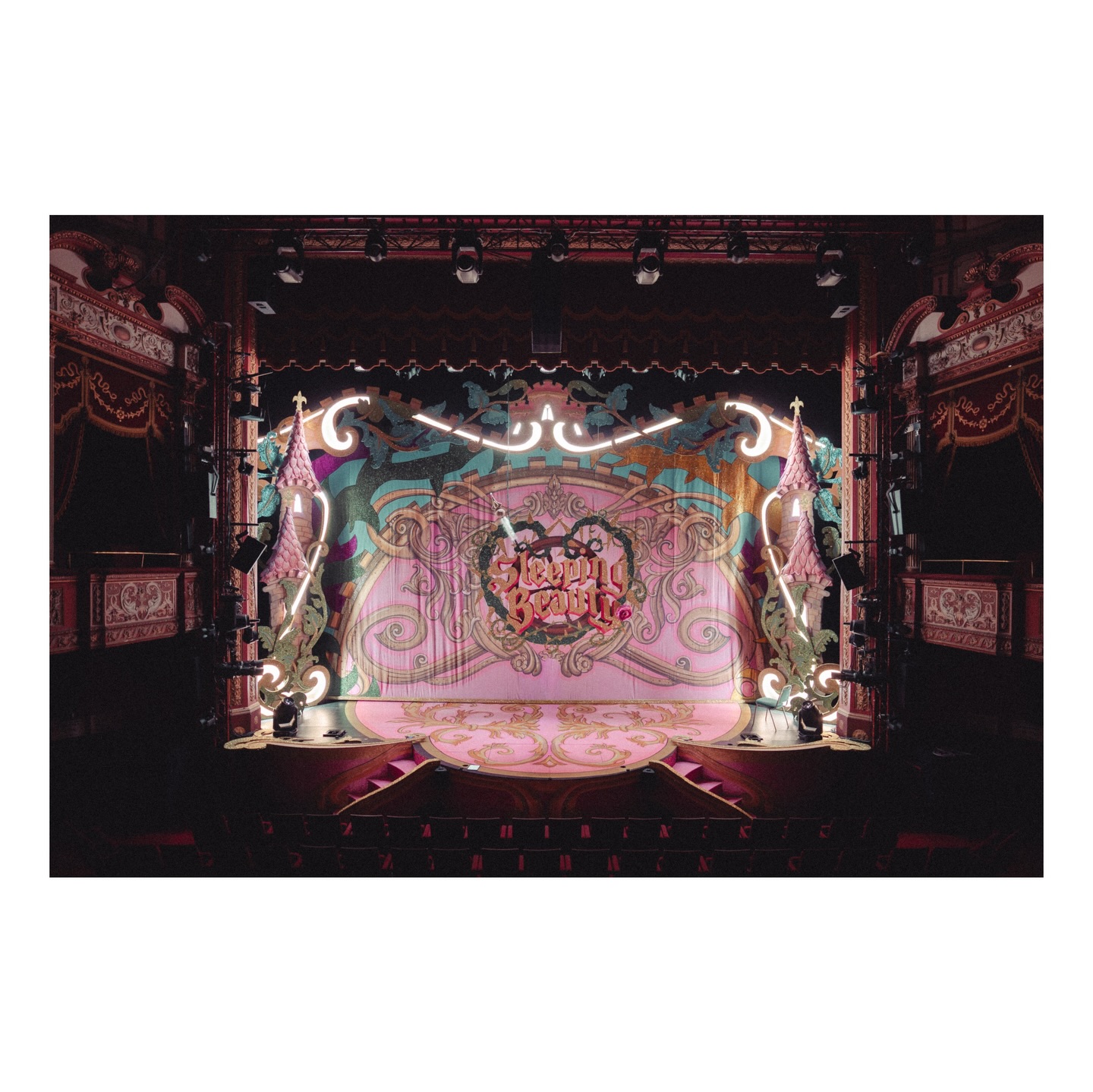 Two solid weeks. Thirteen-hour days. A whole lot of sawdust, paint, coffee and teamwork, but the Wolverhampton Grand Panto Sleeping Beauty set is finally taken shape! 🛠️✨
If I’ve been a bit slow replying or quiet on socials… this is why. I’m absolutely knackered, but the build is finally done — and I can actually breathe again. 😅
#WolverhamptonGrand #WolvesGrandPanto #SleepingBeautyPanto #StageBuild #SetBuild #BehindTheScenes #TheatreLife #PantoSeason #BackstageMagic #ScenicConstruction #TheatreTech #SetDesign #CreativeTeam #ThatsShowbiz #CraftingTheMagic #MakingTheatre #Panto2025 #UKTheatre #HardWorkPaysOff #StageCrewLife