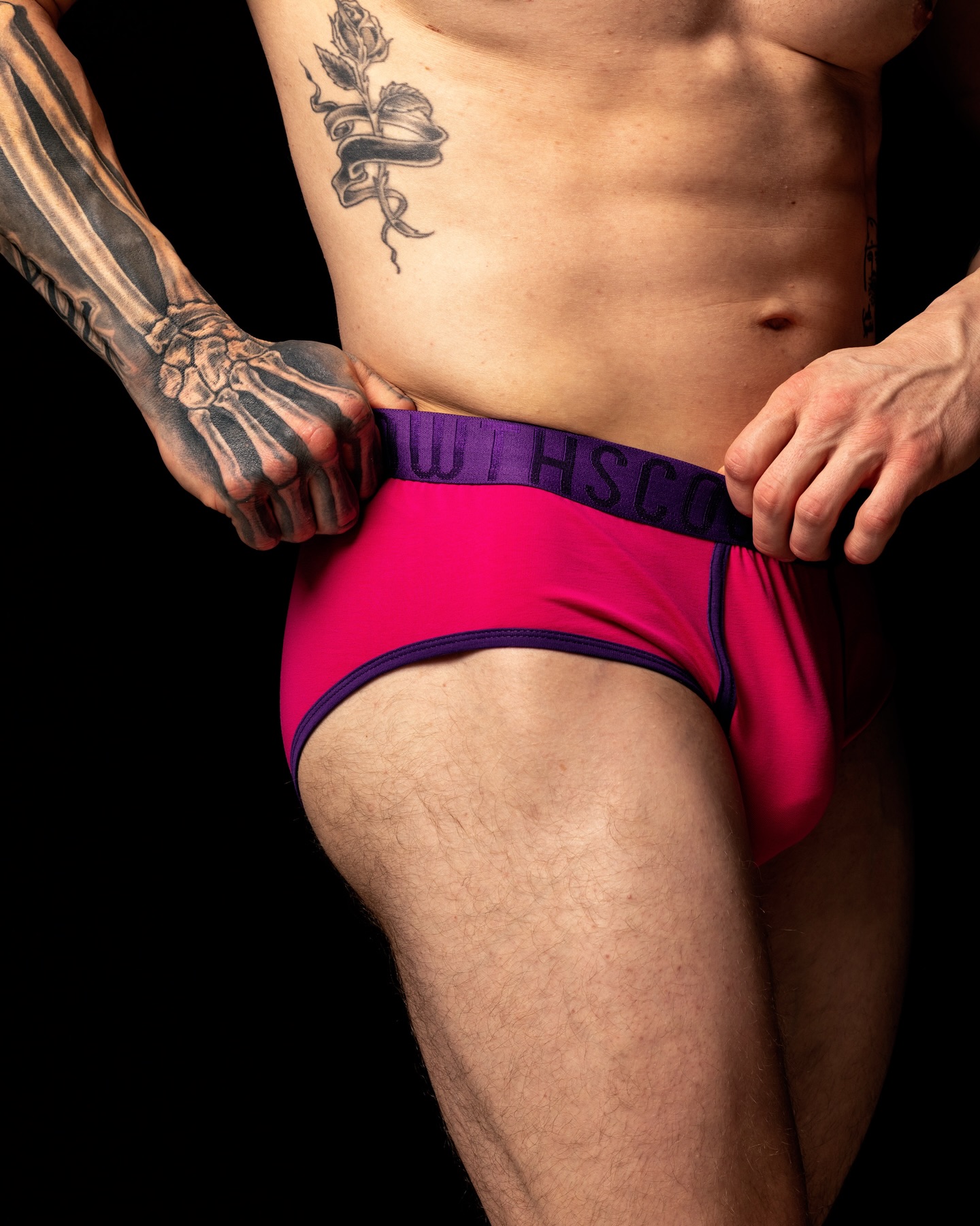 Готуйтеся 🖤 Вже ЗАВТРА починаються знижки до Чорної П’ятниці на SCOWTH.COM 🤫
Це будуть чесні знижки абсолютно на ВСЕ: від -30% до -50%! Таке буває тільки раз на рік, і тільки 4 дні – з 28 листопада до 1 грудня включно.
Але це не все! 🔥 Спеціально до старту розпродажу ми підготували поповнення наших найбажаніших кольорових хіпсів, які вже скоро будуть онлайн.
Коли? Завтра!
Де? Тільки на SCOWTH.COM