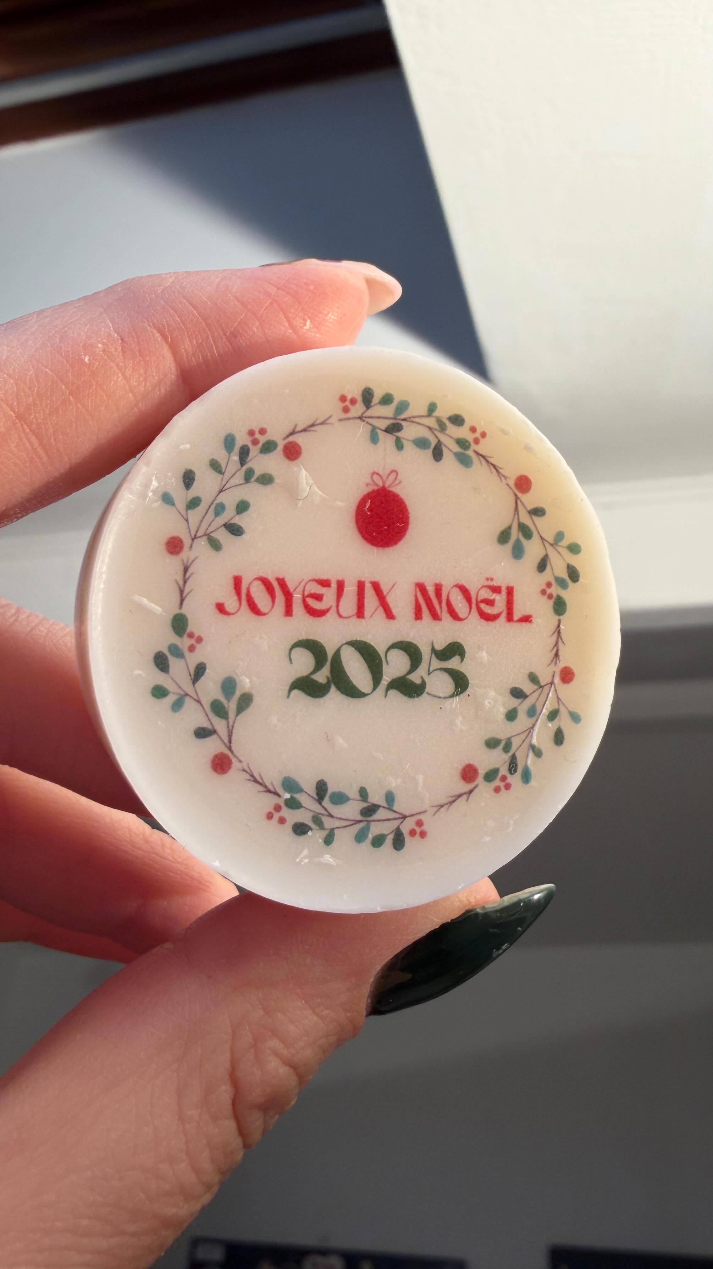 — HO HO HO ❄️
GRANDE NOUVELLE !
J’ai décidé que je changeai de voie, pour devenir… tatoueuse ! 🪡
Pour ceux qui me connaissent bien, ça ne choquerai pas tellement ahah, cependant n’ayant pas les compétences de dessin nécessaires, je vais me contenter de tatouer… des fondants parfumés ! 😍
Pour cela, j’ai utilisé un papier spécial qui permet de transférer une image, un peu comme les tatouages pour enfants.
Le processus est fun, simple, et je me suis dis que ce serait une technique GÉNIALE pour des cadeaux d’invités. 👀
Qu’en pensez-vous? ❤️
#tattoo #tatouage #bougie #bougiesparfumees #bougies #bougiesmoulees #papiertransfert #ttt #faitmain #artisanat #artisan #artisanatfrancais #metz #talange