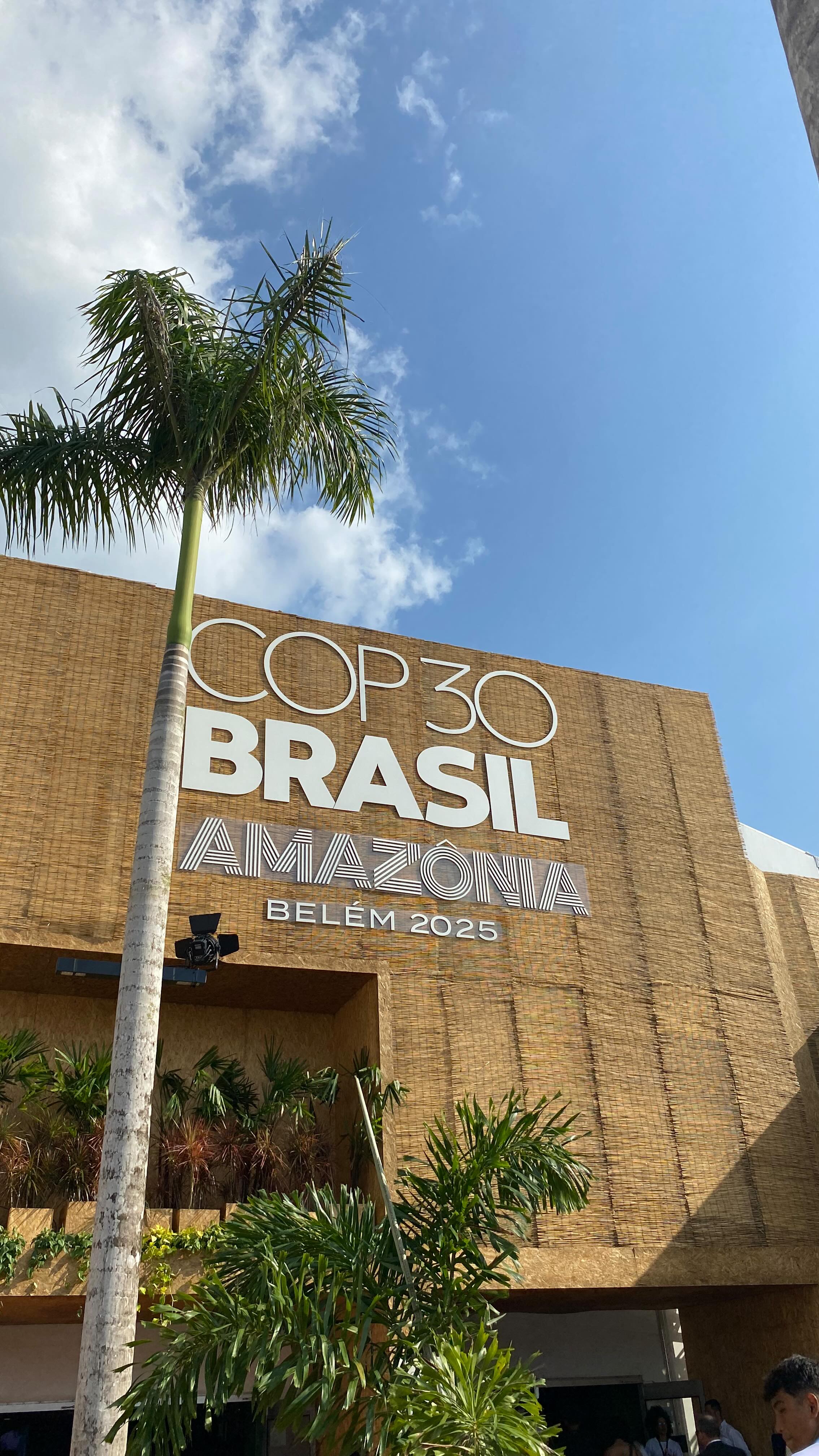 #SAVEnaCOP30 | As aves são verdadeiros mensageiras sobre a saúde do planeta! onde elas prosperam, a vida prospera.
Proteger as espécies é garantir equilíbrio aos ecossistemas e a todos que dependem deles. Na COP30, a SAVE Brasil, juntamente com a @birdlife.international e parceiros, reforçou como clima e biodiversidade caminham juntos e precisam ser tratados de forma integrada para que soluções reais aconteçam.
📺 Confira o trecho da reportagem do @terradagente, que fala sobre a COP e como as mudanças climáticas podem impactar a perda da biodiversidade.
Para assistir na íntegra, acesse o link no destaque “SAVEnaMídia” 🗞️🦜
#COP30 #biodiversidade