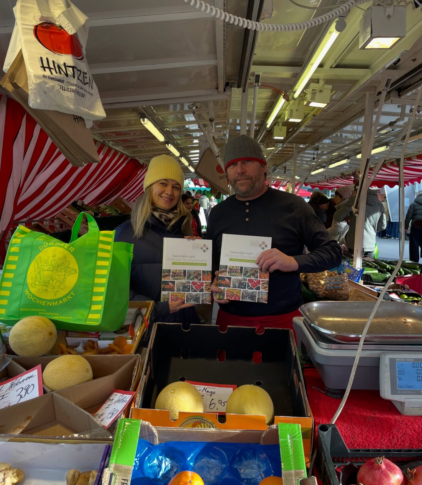 KOCHBUCH BEI HINTZEN AUF DEM WOCHENMARKT DÜREN
-
Ab sofort könnt ihr unser Kochbuch nicht nur an den bekannten Verkaufsstellen, sondern jetzt auch bei Hintzen auf dem Wochenmarkt kaufen! 🥕📚
Wenn ihr also ohnehin über den Markt bummelt, frisches Gemüse einkauft oder einfach die lebendige Atmosphäre genießt, schaut unbedingt beim Stand von Hintzen vorbei. Neben regionalen Produkten findet ihr dort nun auch unser liebevoll gestaltetes Kochbuch. 💛
Hier gibt es das Kochbuch ebenfalls zu kaufen: Galeria Kaufhof (Wirtelstr. 38–42), Rewe Peters (Kölnstr. 30), Thalia (Kölnstr. 6–8), Café Flinkin Obermaubach und im iPunkt (Markt 6).📍