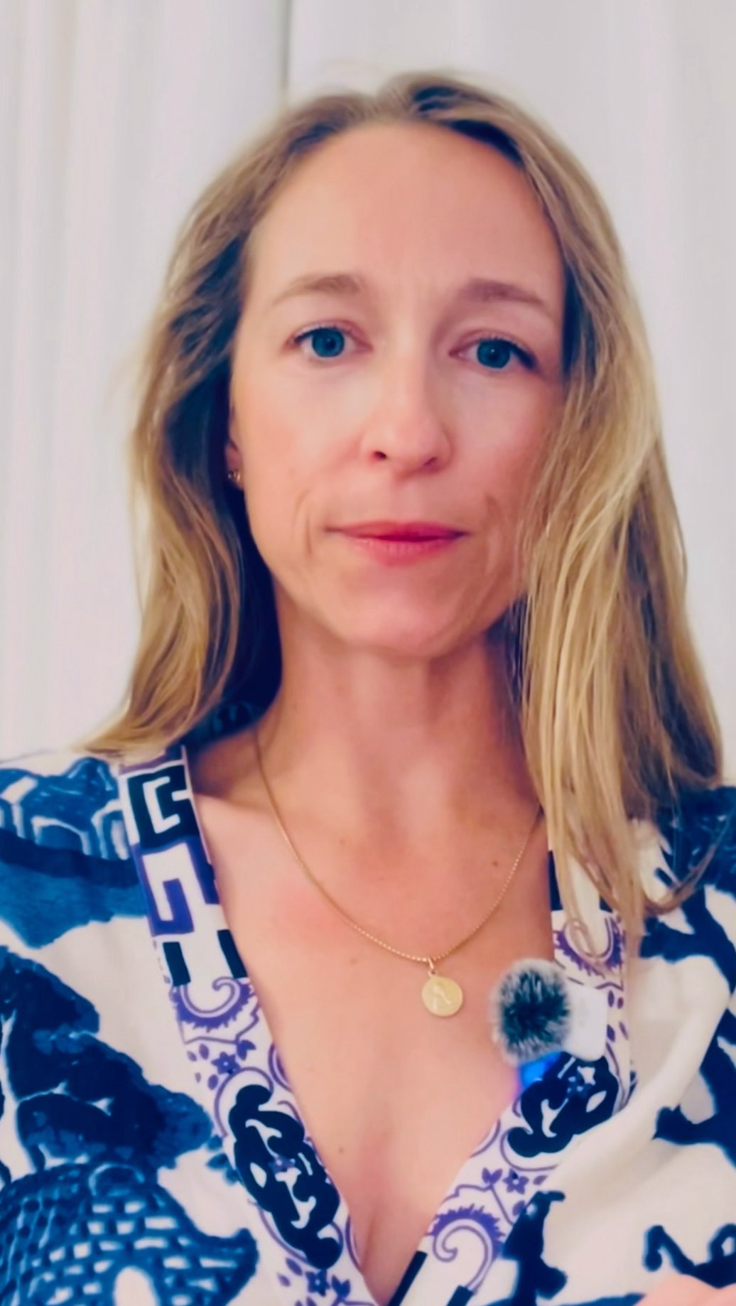 People believe in Wi-Fi, radio waves, bluetooth… all the invisible forces that connect our world. And yet we still hesitate to believe that we, too, are energy.
In the East they say your energy arrives first, long before your words ever do.
The most powerful invisible force is the one we carry within us✨
Remember: your presence is always speaking… even in silence.
So check in with yourself
✔️ before you pick the kids up from school,
✔️ before you walk into a date,
✔️ before you send that “not-so-nice” email…
Close your eyes for 60 seconds and simply observe what’s happening in your body.
Notice it… acknowledge it… release it.
Just like a radio, you can tune yourself too 📻