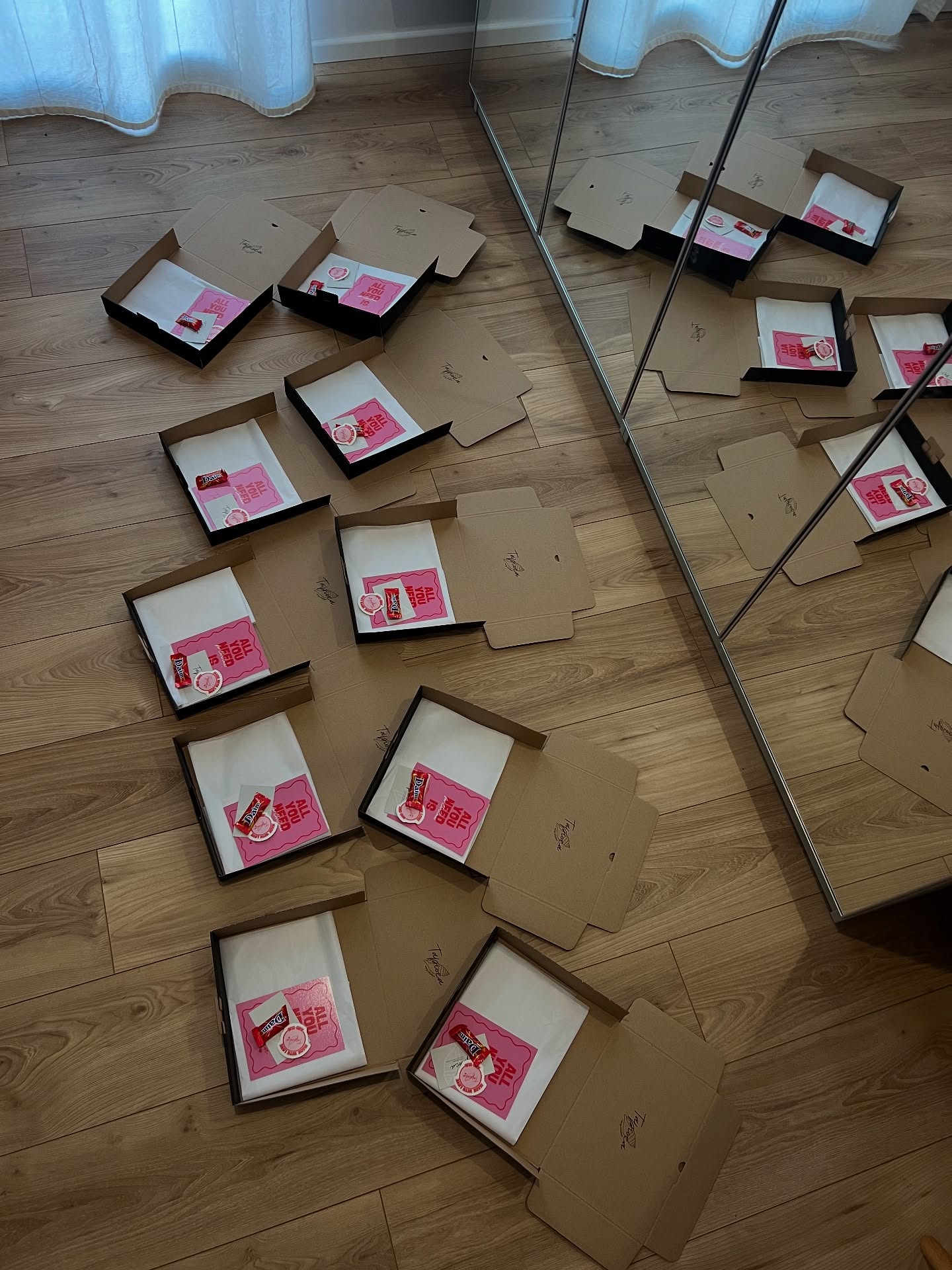 ✨ Récap de la semaine :
Matin : préparation de vos commandes
Aprèm : faire du stock pour Darwin
Pause : petit run pour éviter de fusionner avec ma chaise 🏃🏼♀️
Soir : création des bijoux commandés dans la journée devant une série (quand même)
Et au milieu de tout ça : contenu, mails, presse, achats Darwin, micro-crises existentielles ✨
Dormir (essayer)
Recommencer 🔁