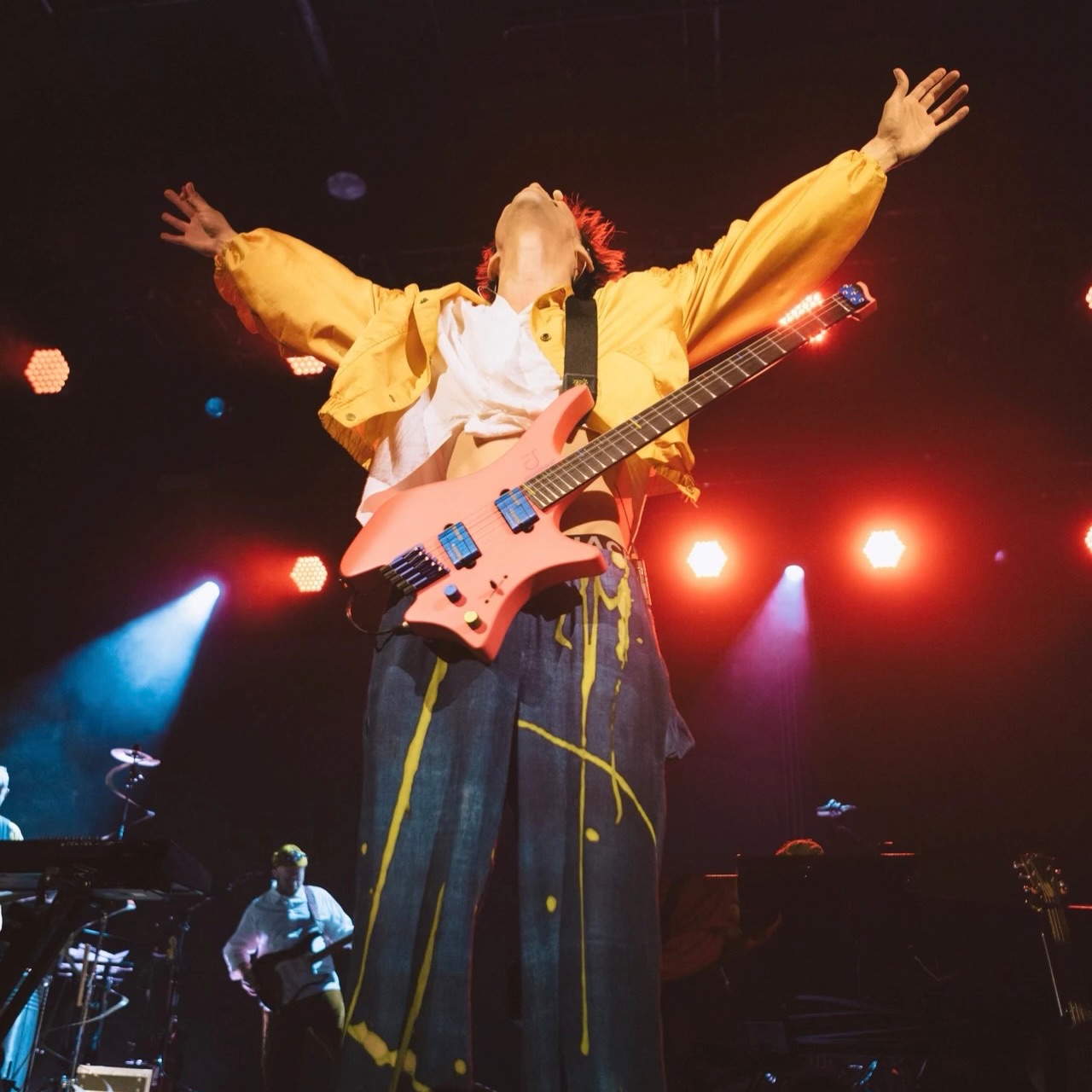 Musical wizardry. A technicolour rollercoaster conducted with talk-show-host flair and all the humble human honesty contained in a home-brewed cup of tea.
Read tuesday’s full Jacob Collier live review at the link in our bio! 💥
✍️ @jess.serendipiti
📸 @thattomvu
#australianmusic #jacobcollier #brisbanemusic