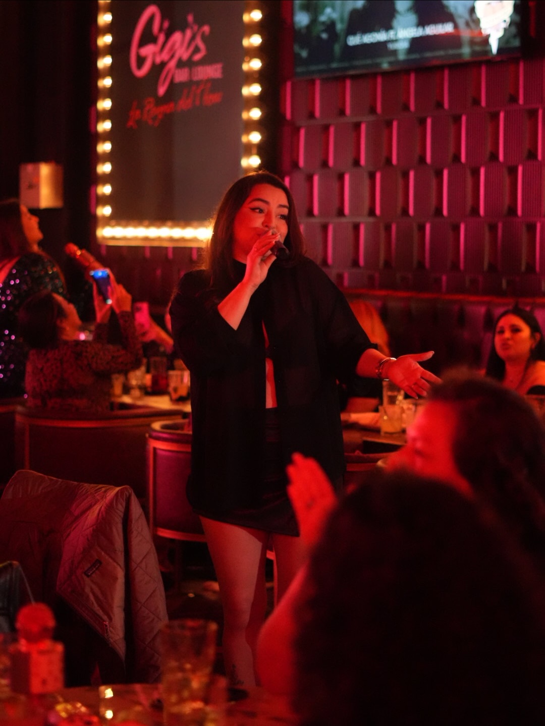 Aquí todos somos profesionales del despecho. Cantar, sanar y soltar el drama es nuestro specialty.
See you next viernes para otra sesión 🎤❤️🩹
#NocheDeDespecho