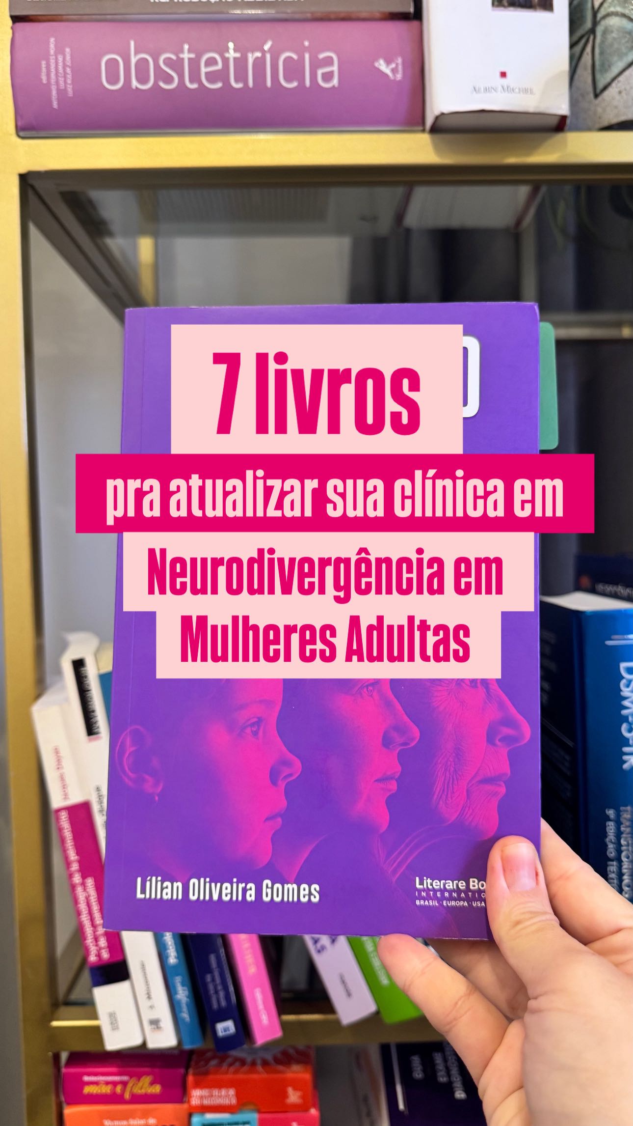 Psicóloga, se você sente que a graduação parou no “TDAH em meninos agitados” e no “autismo infantil clássico”, esse Reels é pra você. 🧠💥
Separei 7 livros essenciais pra compreender neurodivergência em adultos – com foco em:
• autismo em mulheres e pessoas que “passam batido” na infância
• TDAH na vida adulta, funcionamento executivo e cotidiano
• altas habilidades/superdotação e dupla excepcionalidade
• recortes de gênero que atravessam clínica, maternidade e saúde mental
Esses livros não substituem formação, supervisão nem avaliação diagnóstica, mas são uma base poderosa pra:
– atualizar o olhar além dos estereótipos
– entender apresentações “camufladas”
– qualificar anamnese, escuta e manejo em consultório
📌 Salva esse Reels pra montar sua bibliografia de estudos
📲 Compartilha com aquela colega que vive dizendo “preciso estudar melhor neurodivergência em adultos”
