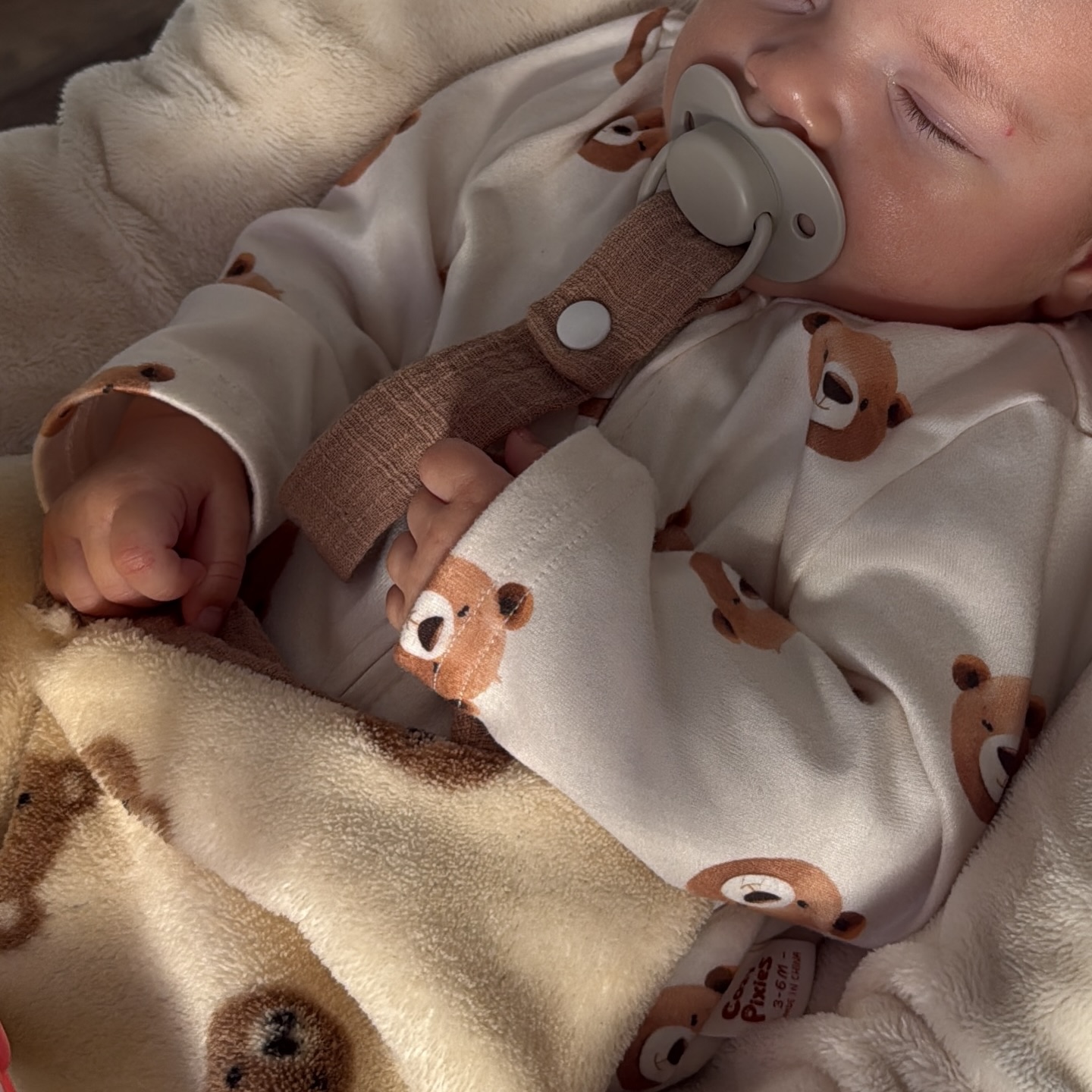 ✨ Kleine cadeautjes, grote blijdschap! ✨
Van 8 t/m 13 december krijg je 10% korting op al onze speenkoorden! 🎁
Wees er snel bij, want de code SPEENFUN is alleen geldig voor de eerste 5 💛
#speenkoord #cadeautip #fleurigenfijn #babycadeau