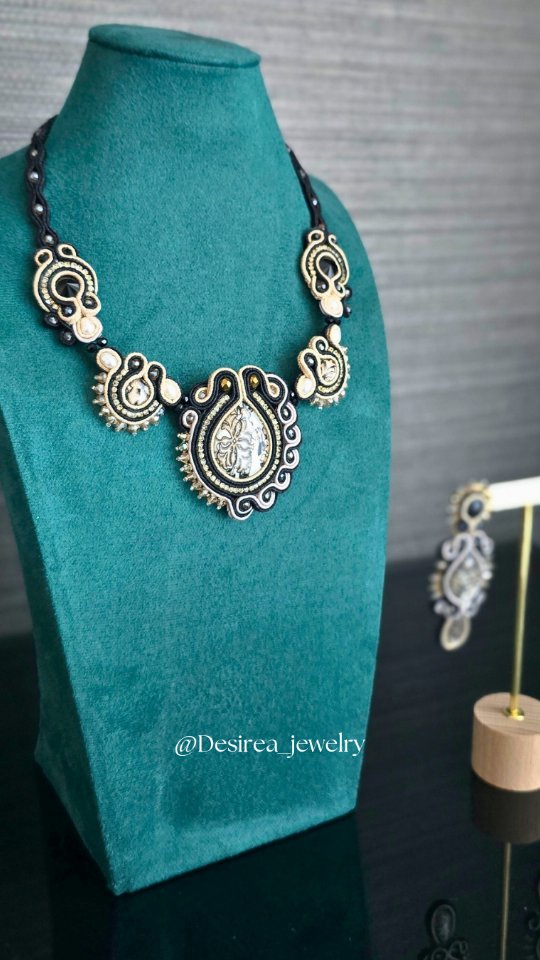 Quando la luce incontra la bellezza dei dettagli, nasce un’armonia che non passa inosservata ✨️
Nel Reel la collana Venezia e gli orecchini abbinati si rivelano in tutta la loro eleganza: intrecci sottili, cabochon artigianali e quella cura che solo una lavorazione fatta a mano può raccontare.
Un invito a lasciarti ispirare dalla raffinatezza, dalla delicatezza e dall’incanto che accompagna ogni movimento.
---
When light meets the beauty of detail, harmony becomes impossible to ignore ✨️
In this reel, the Venice necklace and matching earrings reveal their full elegance: delicate weaves, artisan cabochons, and the kind of care only true handmade work can express.
An invitation to be inspired by refinement, softness, and the quiet enchantment that follows every movement.
🌐www.desirea.shop
📍Forte dei Marmi, Milano, Brescia, Parma
📩Whatsapp +39 339 574 5254
#desirea #soutache #jewelry #madeinitaly