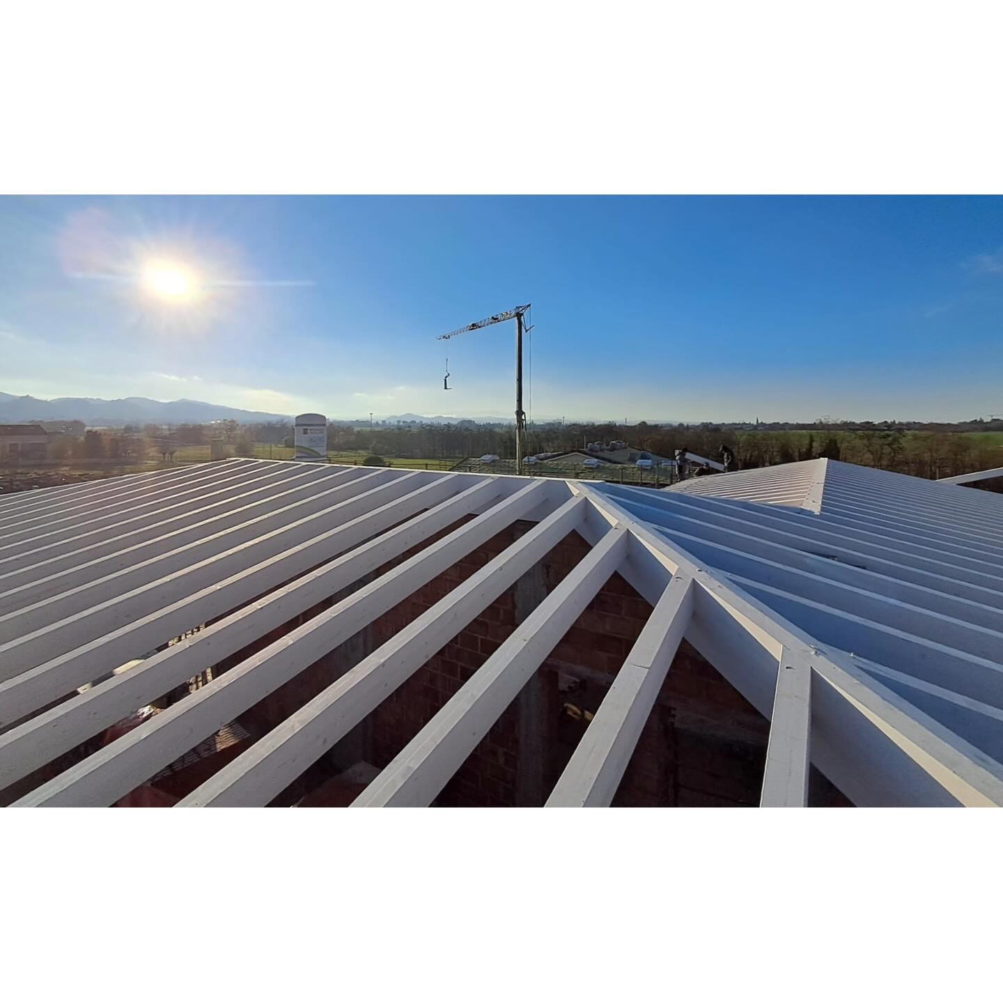 <Tetto in legno>
•
Si possono battere il fascino e il comfort di un bel tetto in legno?!?
•
Per noi la risposta è ovvia:
ASSOLUTAMENTE NO!
#teamlegno