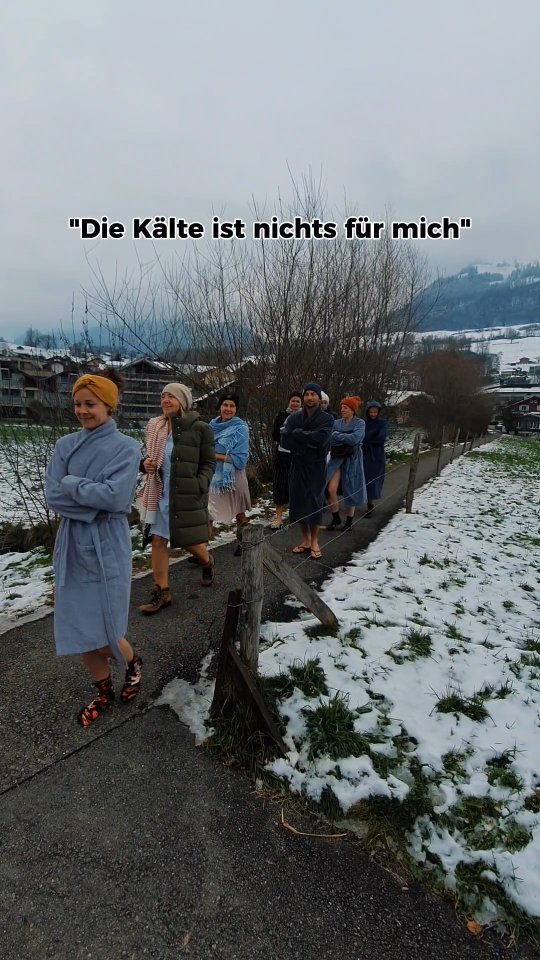 Genau diesen Satz habe ich gestern am Weihnachtsessen gehört.
Wenn mir das jemand sagt, muss ich schmunzeln.
Nicht, weil ich glaube, dass die Kälte für Jede*n ist und alle diese Faszination und Begeisterung teilen müssen.
Nein. Sondern weil sicher die Hälfte all dieser Menschen, welche du in diesem Video siehst, auch mal gedacht haben, dass die Kälte nichts ist für sie.
Bis sie sich entschieden haben, dass sie es trotzdem versuchen.
Entschlossen sind sie mit mir Richtung kalten See aus ihrer Komfortzone heraus gelaufen und haben der Kälte und sich selber eine Chance gegeben.
Die Chance, über sich hinauszuwachsen und dabei sogar noch von vielen gesundheitsfördernden Effekten zu profitieren.
Für manche war es ein einmaliges Erlebnis.
Für Viele wurde es zu einem festen Bestandteil ihres Lebens und der Beginn in ein kraftvolleres und gesünderes Leben.
Ich bin passionierte Eisbaderin, zert. ICE (intentional cold explosure) Coach und begleite Menschen seit 4 Jahren in meinen Eisbaden Workshops und 1:1 Kälte Coachings.
Gemeinsam mit Gleichgesinnten erleben wir gut vorbereitet und achtsam die Kraft der Kälte und wie sie uns stärkt, belebt und beruhigt.
Wir wachsen über uns hinaus und freuen uns über eine wertvolle neue Erfahrung.
Also: Warum nicht schon jetzt dein Wohlbefinden verbessern, als auf den 1. Januar zu warten?
Die nächsten EISBADEN WORKSHOP Daten:
🧊 Sa, 06.12.2025 im @studio_spalihof in Sachseln
🧊 So, 21.12.2025 im @supoint_buochs in Buochs
🧊 So, 04.01.2026 im @studio_spalihof in Sachseln
🧊 So, 25.01.2026 im @supoint_buochs in Buochs
🧊 Sa, 07.02.2026 im @studio_spalihof in Sachseln
🧊 So, 22.02.2026 im @supoint_buochs in Buochs
🧊 Sa, 07.03.2026 im @supoint_buochs in Buochs
jeweils von 9 - 12:15 Uhr
Glücks- und Gesundheitsinvestition: 150 Franken
inkl. Skript (digital), Eis x Eis Eisbaden, Audio Meditation zur Vorbereitung deines Kältetrainings
Anmelden und weitere Infos: Link in Bio.
Trau dich, verschiebe deine Grenzen und entdecke, wie viel Stärke und Lebensfreude in dir steckt.
Eveline
Glücksorientiert. Für mehr Lebensenergie, Gesundheit und Glücksempfinden
EISBADEN
WINTERBADEN
KÄLTETRAINING
VIERWALDSTÄTTERSEE
SARNERSEE