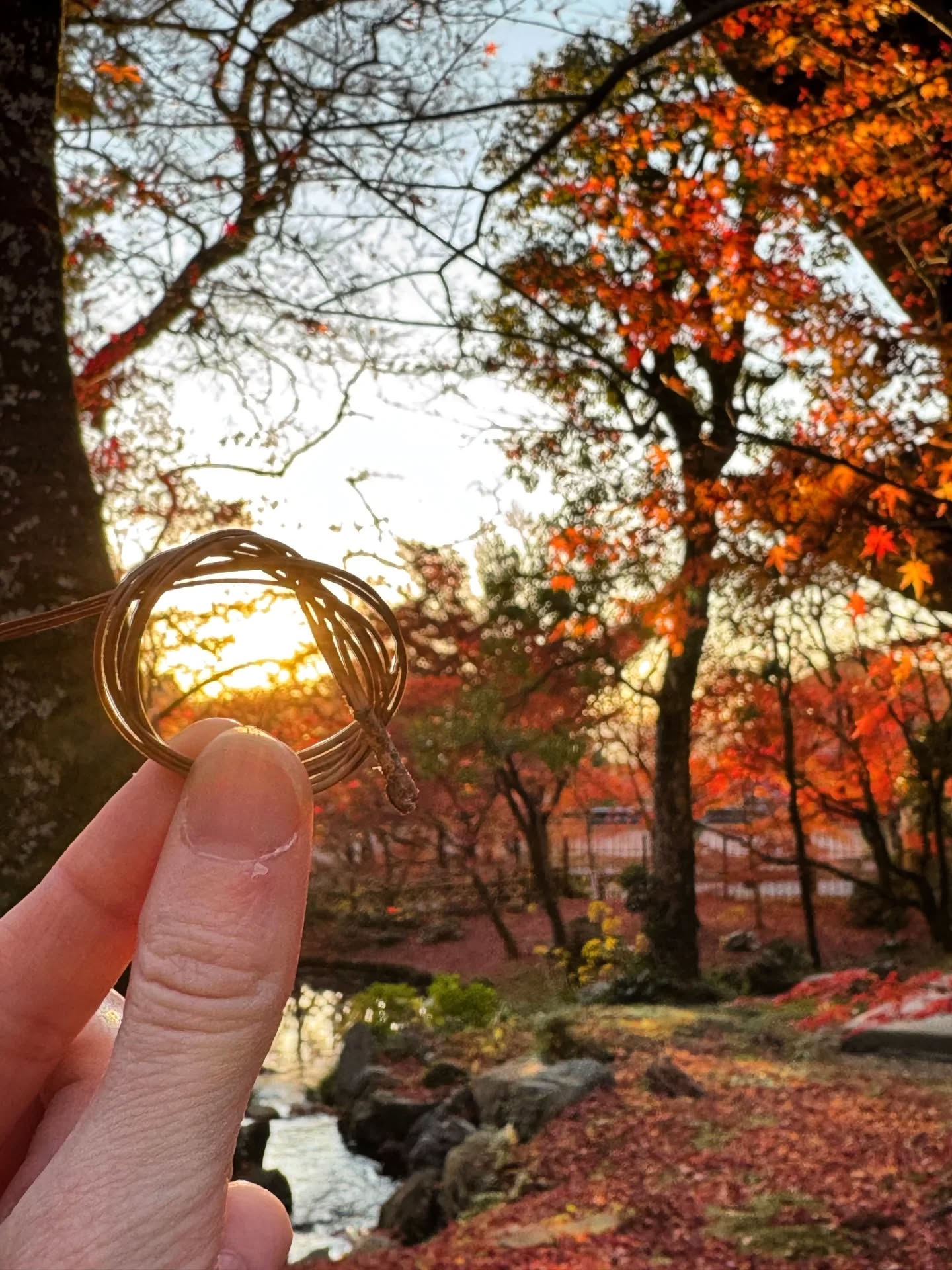 J’ai emménagé au Japon au bon moment… et c’était il y a dix ans et demi
En janvier, Abe-en-jupe va officialiser de nouveaux critères pour le renouvellement des visas au Japon, ainsi que de nouvelles conditions d’éligibilité à la résidence permanente (PR).
Outre le fait que j’ai une demande en cours - dont les résultats sont attendus pour 2027 (oui, il y a désormais deux ans d’attente) - cette annonce m’a poussée à une réflexion que partagent d'autres étrangers installés ici depuis aussi longtemps que moi : les choses étaient plus simples il y a dix ans.
Mots-clés : Vivre au Japon - immigration - autrice française
Hashtags: #japon #autricefrancaise #tokyo #vivreaujapon #immigration #cetaitmieuxavant