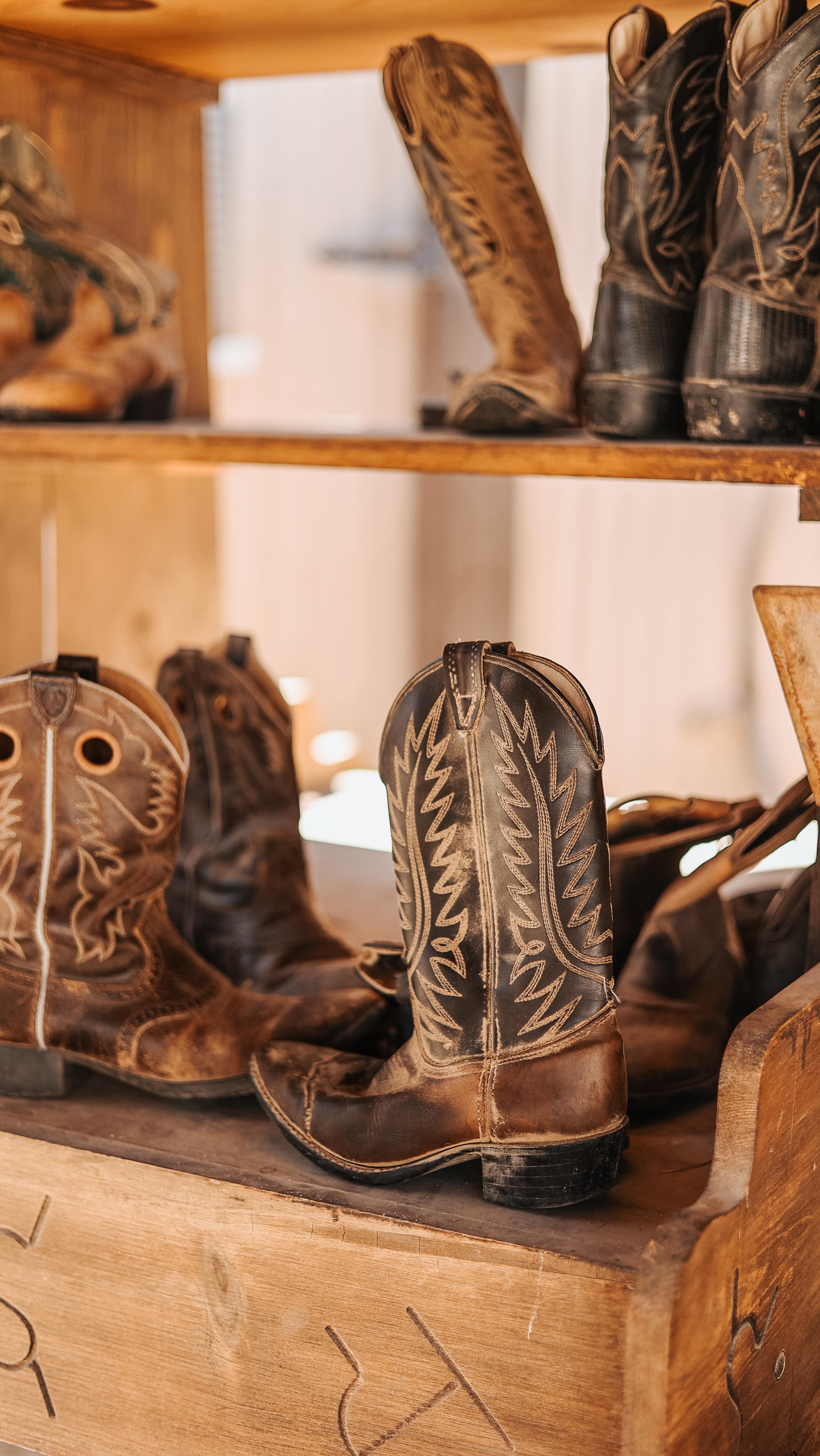 Retour aux origines de la marque ce soir: un crâne de buffle, quelques pigments, et ce besoin de recréer une pièce qui porte vraiment l’ADN du projet.
Ces pièces ont été les premières creations, celles qui ont façonné l’identité artistique et la direction que la marque continue d’explorer.
Le temps a filé, les collections se sont enchaînées, mais l’envie de revenir à ce travail de matière et de détails s’est imposée. Et c’est ce qui a donné naissance à de nouvelles pièces, bientôt disponibles sur le site.
Des créations uniques, sculptées de patience, pensées pour apporter du caractère et une présence artistique dans un intérieur.
Pour ceux qui aiment suivre le processus créatif, rester curieux ou dénicher des pièces originales, la suite arrive très bientôt.
Dites nous en commentaire ce que vous aimeriez voir dans les prochaines pièces 👇
#buffaloskull #artskull #creationartisanale #decorinterieur #pieceunique #ateliercreateur #customskull #artdecoratif #homedecorinspiration #creativeprocess #designboheme #objetunique #artisanat