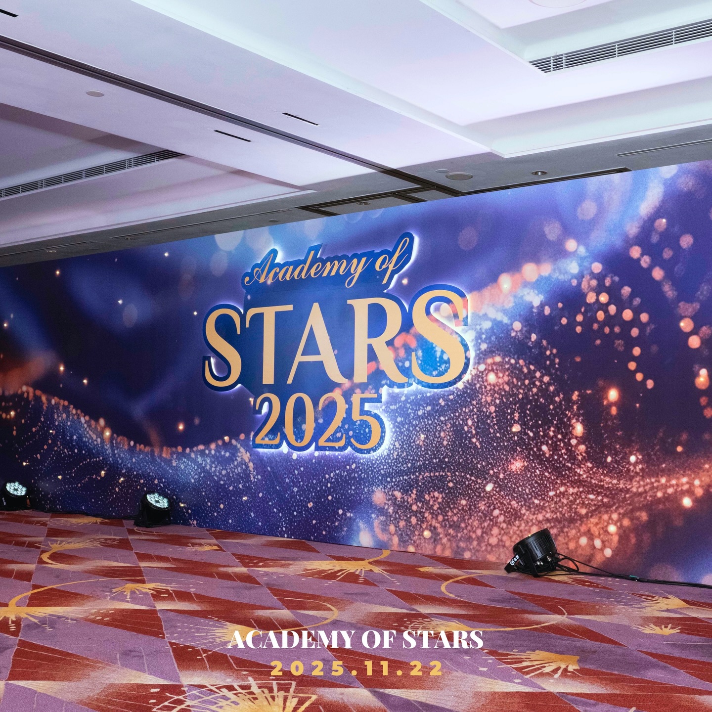 🌟💃
Welcome to Academy of Stars 2025💫
晚會上聚集一眾愛跳舞之人,喺舞台上發光發亮✨
Espectro首次參與😆,除左統籌演出同現場operation,舞會上仲安排咗:
📺Video design
💡Lighting design
🔊Audio effects
演出非常順利!多謝所有演出者同觀眾✨
另外感謝我哋嘅同事、stage crew、helpers,完成各種大大小小嘅任務💠大家從不放過任何細節,不論係事前籌備,定係當日技術支援,小至一份紀念品擺放,都做到鉅細無遺💛
Enjoy the night~
#dinnerparty #danceshow
#eventproduction #onestopsolutions #management
#design #lighting #audio
#hkproductionhouse
#espectro #espectrolimited