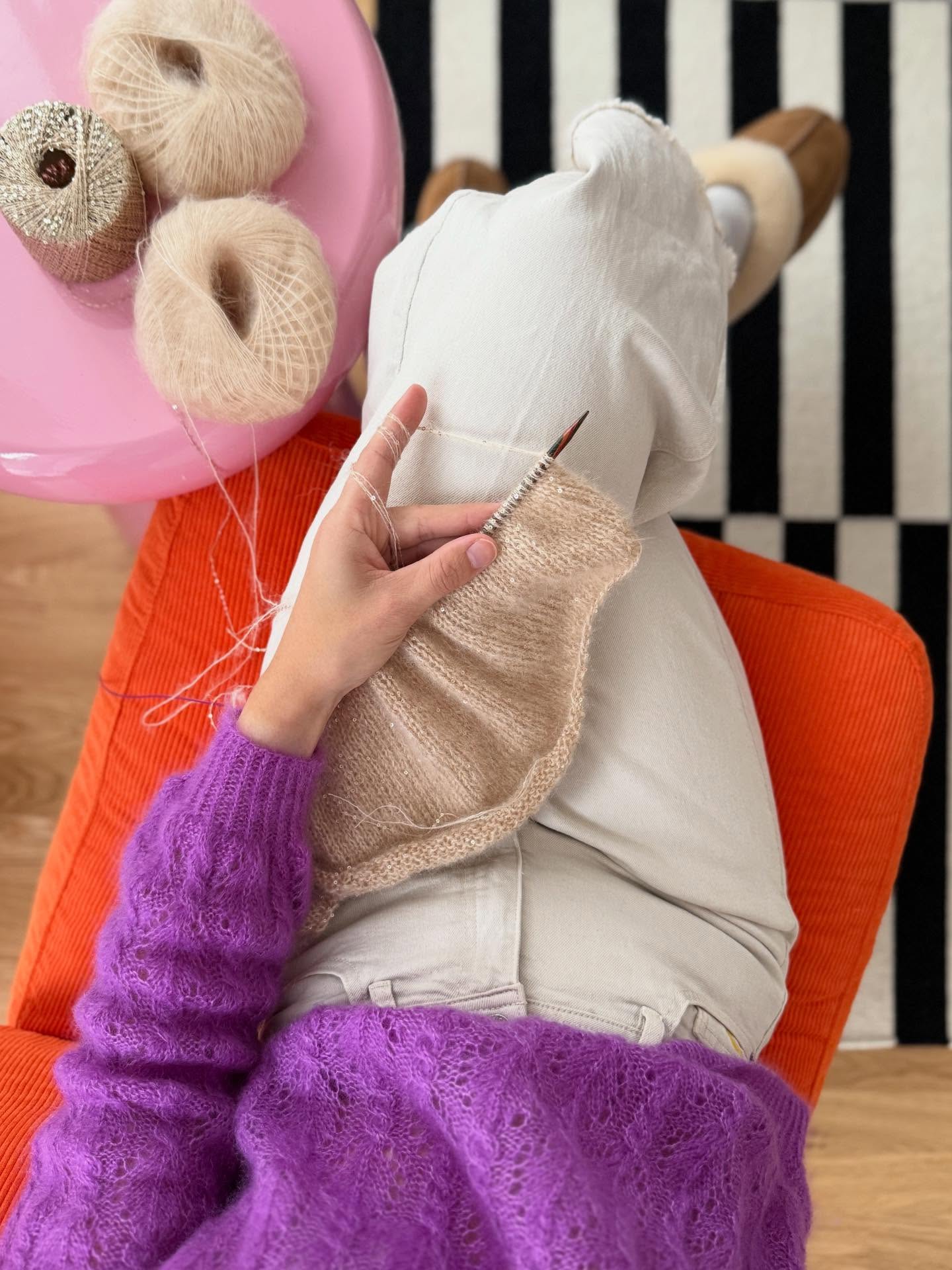 I couldn’t resist, I needed to cast on a second sample of the #odettesweater during the test knit as there are just soooo many yarn alternatives out there making this simple sweater as glamorous as possible 😍 This time am using a very light yarn and it’s a very welcome change in comparison to the black yarn I was working with for the first sample - and I am pretty sure that the result won’t be less beautiful 🤩
And in case you are wondering about the stunning sweater I am wearing: it’s the #gerardinasweater made by my friend @sassysassili and I currently have the honor to wear it 😍 Pattern can be found on my website and Ravelry 🥰
.
Happy Tuesday to you 💗
.
.
.
Pattern in progress by me: Odette Sweater
.
Yarn: Silkhair in the shade Puderbeige and Glamorous in the shade Beige by @lanagrossa
.
Advertising
.
#knitting #knittinglove #knittingaddict #knitknitknit #nevernotknitting #iloveknitting #handmade #diy #slowfashion #slowfashionmovement #knittinginspiration #knittingismyyoga #knitstagram #knitspiration #knit #knitwear #knittersgonnaknit #knitter #knitweardesign #knittersofinstagram #strick #stricken #strickenmachtglücklich #strikk #strikkedilla #breien #tricoter