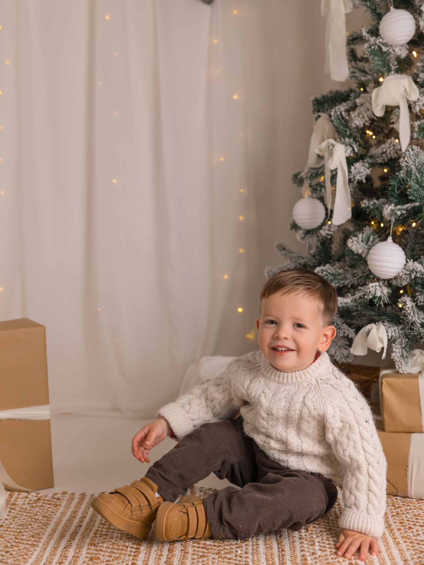 Christmas minis = pure MAGIC. ✨ Thank you to every family who came for their Christmas mini shoot, I truly loved every moment with you all. I’m already excited for next year!
📷 Little Bennett… oh my goodness, thank you for bringing your sweet boy @elliehiggsx. He was a superstar!