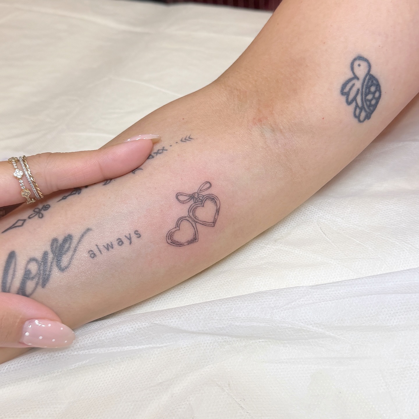 Such a cutesy locket ❣️
.
.
#TinyTattoo
#SmallTattoo
#MinimalTattoo
#MicroTattoo
#DelicateTattoo
TinyInk
FineLineTattoo
SimpleTattoo
InkedMinimalism
MinimalistTattoo