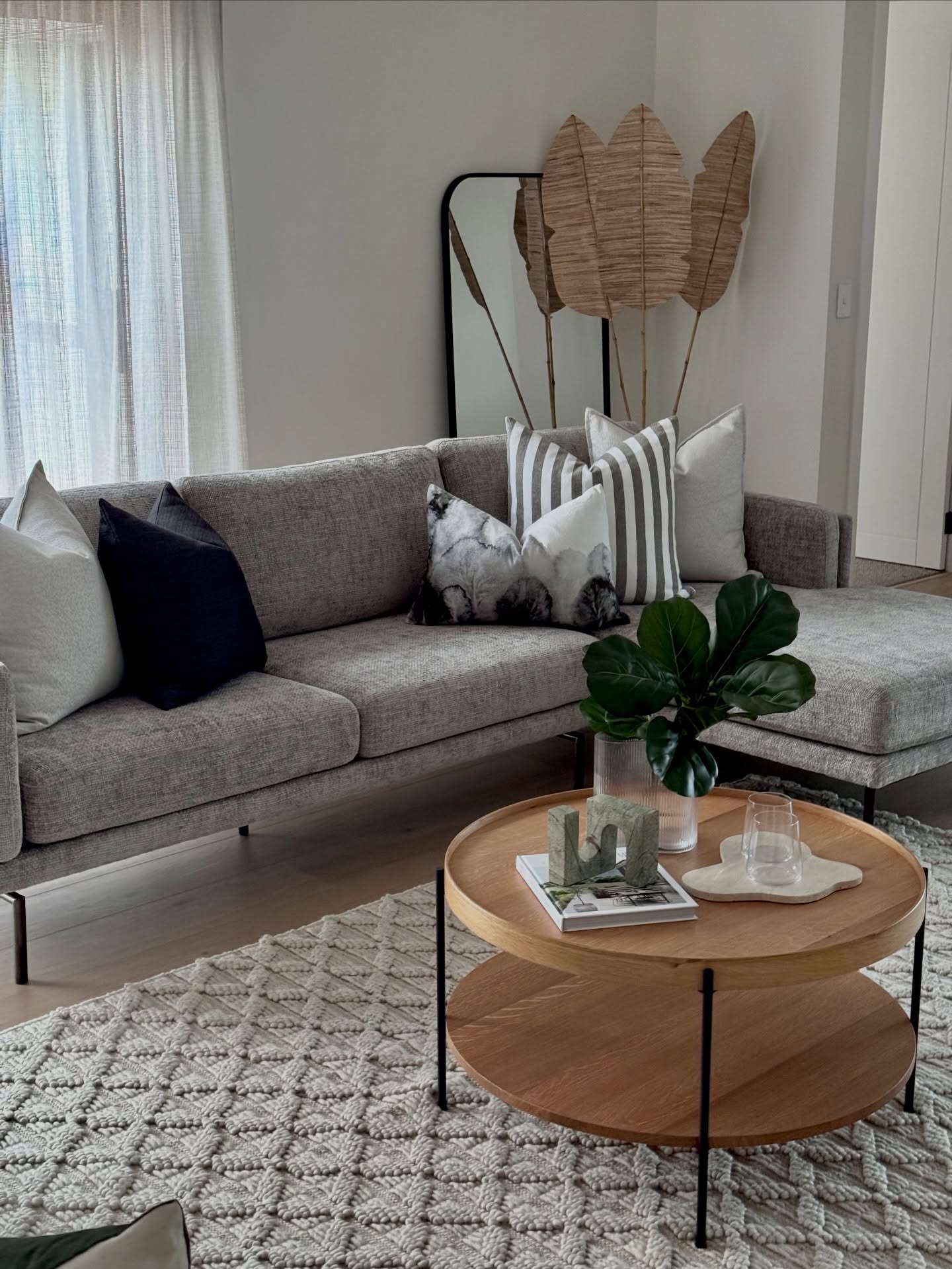 Is it worth staging my property for sale prior to Christmas?
If you are considering selling about now, it can really get you a head of the game. Sure many people might wait until after Santa has been to go house hunting, but suddenly you’re in front of the homes listed in January.
Palmerston North has a transient population and people often come into the area and start new jobs in January and February. They want to get their kids into schools for the new year also. Plus we offer complimentary staging over the new year period.