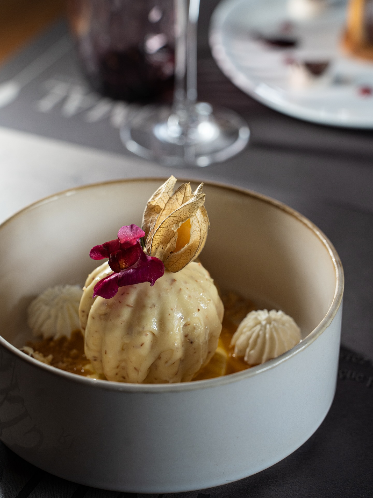 Le Christina vous sert la douceur sur assiette.
Laissez-vous tenter par notre dessert du moment… un vrai plaisir pour les yeux et le palais 🍨✨