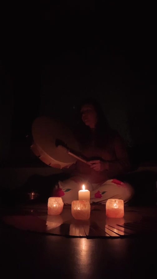 • NIDRA À LA LUEUR DES BOUGIES •
« When live give you lemons, make lemonade »
J’aurais pu me laisser aller au désespoir face à mon cours de ce soir sans élèves.
Me raconter que je suis surement nulle finalement, que les retours positifs que je reçois ne sont pas fondés.
Et puis ne pas écouter ce tyran mental et utiliser ce temps pour faire ce que je ne trouve plus le temps de vous offrir, à savoir des temps de douceur et de recueillement ici.
Alors ce soir, j’étais très heureuse de vous amener avec moi à la rencontre de la sagesse de la tortue à travers ce yoga nidra.
J’espère qu’il vous fera du bien. 🙏🏼🐢
Je vais maintenant retrouver mon petit garçon qui adooooore la chanson de la famille tortue !
(Désolée si je vous l’ai mise dans la tête !)