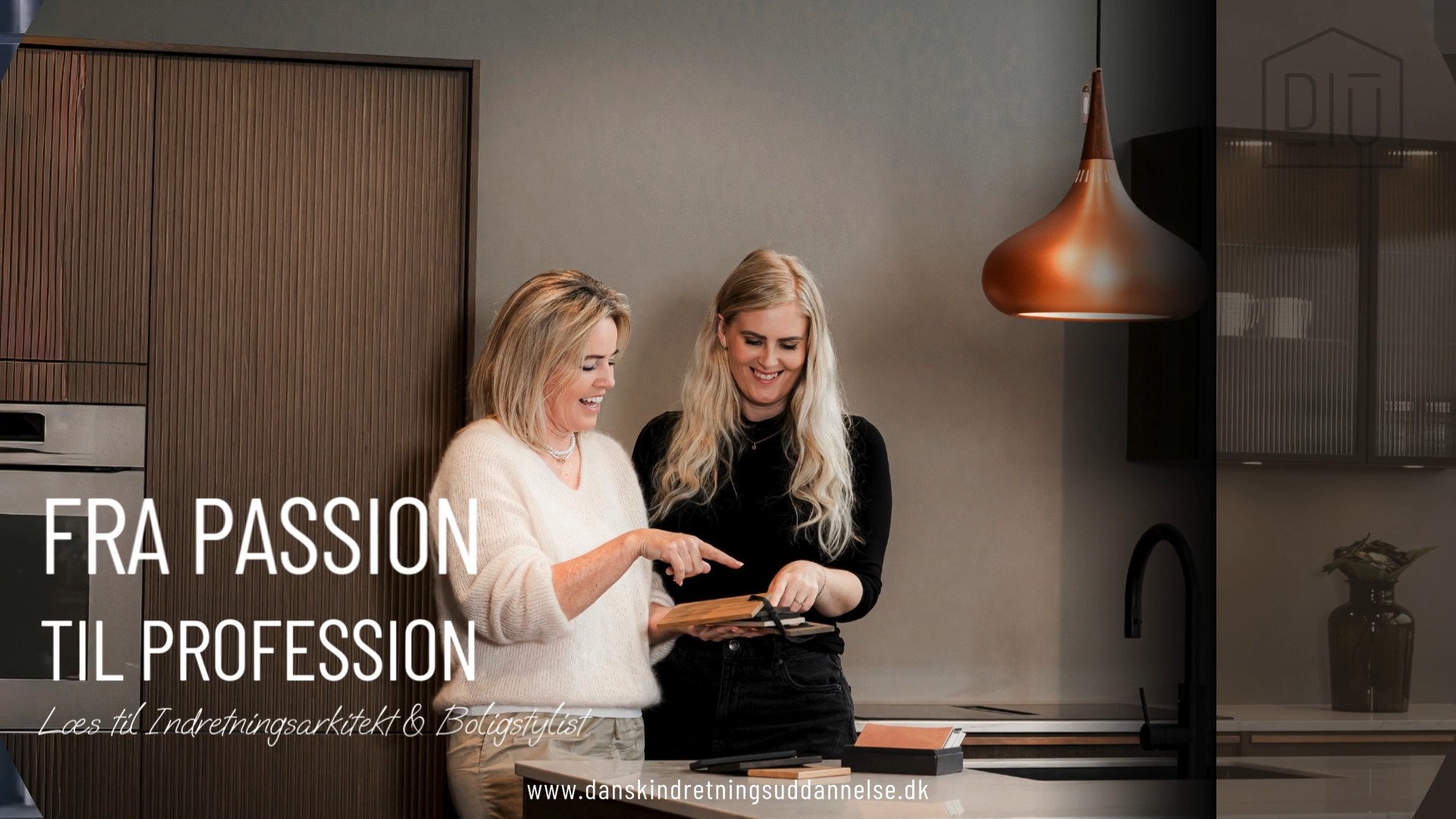 Drømmer du om at arbejde med indretning? ✨
Hos Dansk Indretningsuddannelse lærer du alt fra farvelære og indretningsprincipper ud fra funktionalitet til moodboards, belysning, styling og 3D-tegning.
Vores uddannelse er skabt til dig, der vil gøre din passion til din profession – og bygge en karriere som indretningsarkitekt eller boligstylist.
Du får:
✔ Professionel undervisning
✔ Praktiske cases fra virkeligheden
✔ Portfolio du kan bygge din virksomhed på
✔ En moderne, skandinavisk tilgang til design
✔ Netværk, virksomhedsbesøg & messer
✔ Mulighed for at blive en del af www.indretningshuset.dk
Vil du med?
👉 Tilmeld dig i dag og start i morgen
Dansk Indretningsuddannelse
Fra Passion Til Profession