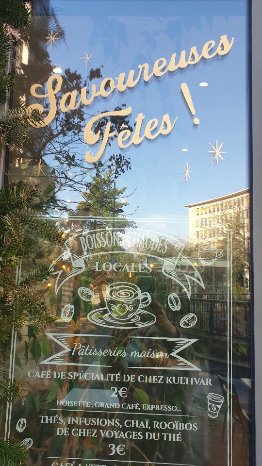 UN VENT DE LAPONIE SOUFFLE RUE MERCOEUR ❄
Un grand merci à tous ceux qui ont participé à la mise en place de ma petite vitrine de Noël 🎄
@silowane pour les délicates illustrations florales sur la vitrine 🖌
@studiothepanache pour la mise en scène du village lapon de la rue Mercoeur ! Des petites empreintes sur le sol, en passant par la mise en place du végétal, des accessoires et du lettring doré 🎄
@plein_centre et @nantesfr pour leur soutien 💰
J'espère que cela vous plaira et je vous souhaite une très belle saison d'hiver ❄
Ps : à venir le traditionnel repas de Noël de la cantine...stay tuned
D'ici là, on vous attend 😙
.
.
.
.
.
.
.
#decorationnoel #noeldescommercants #aubonendroit #noël2025 #christmas2025 #illustrations #vitrinedenoel #nantesmaville