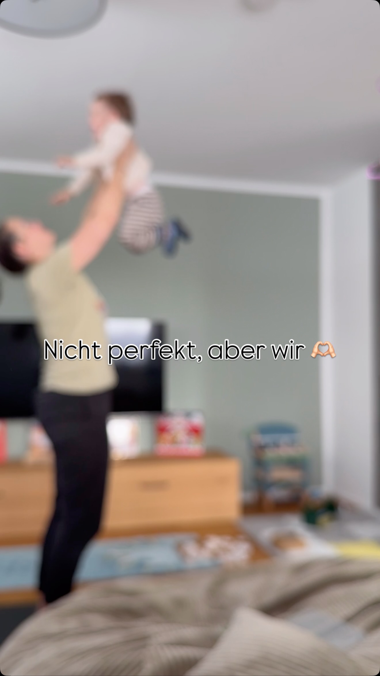 ✨ Nicht perfekt. Aber wir. ✨
Yoga mit Kind bedeutet: loslassen, lachen, unterbrechen, neu starten und genau darin liegt die wahre Praxis.
Das Leben wird so viel leichter, wenn wir die Kontrolle ein Stück abgeben und flexibler auf das reagieren, was gerade da ist.
Nicht perfekt, aber ehrlich.
Nicht durchgeplant, aber verbunden.
So tun wir uns etwas Gutes – im Flow, im Chaos, im Alltag.
Für uns. Für unsere Energie. Für unser Herz. 💛
#yogamama #mindset #miriambirngruber