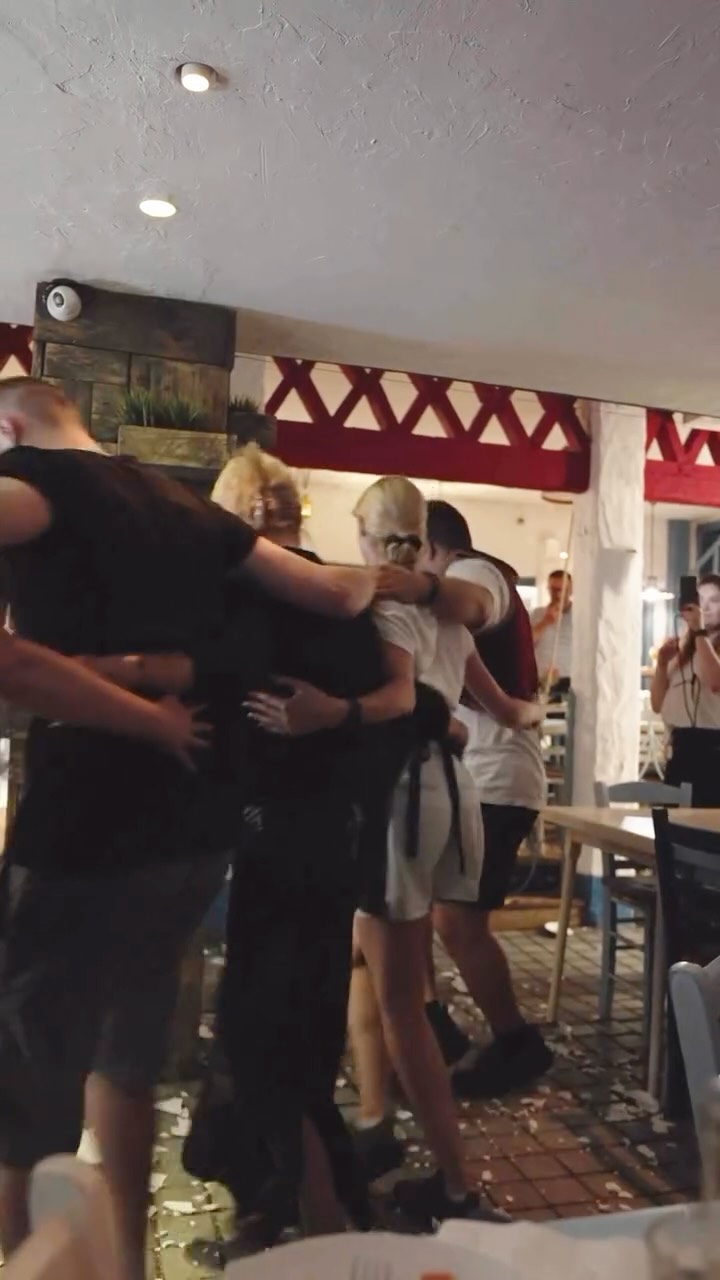 W Santorini kochamy wieczory pełne muzyki, tańca i pysznego jedzenia. W towarzystwie przyjaciół smakują najlepiej!
Zarezerwuj stolik i poczuj klimat Grecji! 🇬🇷