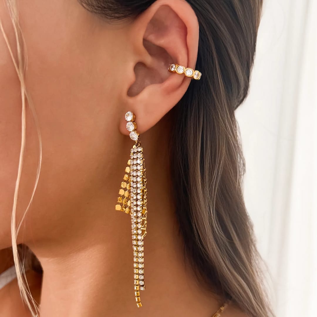 Drape your ears in drama ✨
Gold‑kissed crystals that move with every step – say hello to your new statement earrings.
#antitarnishjewelry #earrings #staiesssteeljewellery #pinterestaesthetıc