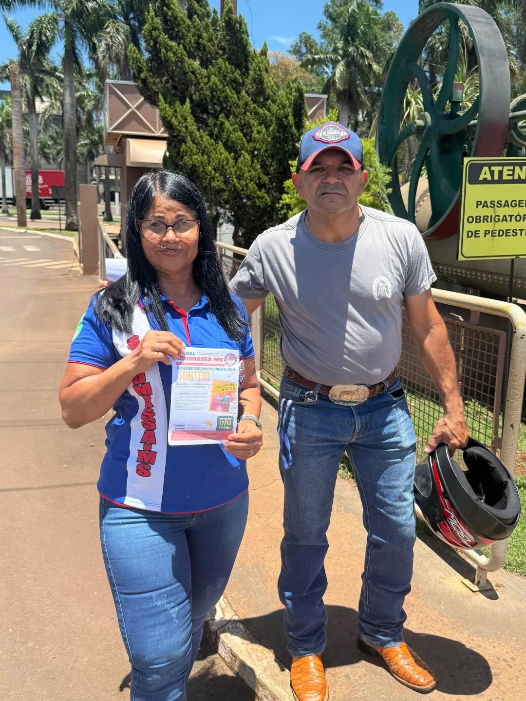 Compromisso, Luta e Celebração em Nova Alvorada do Sul! ✨🎄
O SINDMASSA MS marcou presença forte em Nova Alvorada do Sul para um dia decisivo ao lado dos trabalhadores da Dallas Alimentos.
Sob a condução firme e atenciosa da nossa Diretora Lea Santana, realizamos uma Assembleia fundamental na nossa Subsede, que ficou pequena para tanta participação!
A pauta foi séria e de interesse de todos: as discussões para o nosso Acordo Coletivo de Trabalho (ACT) 2025/2026.
Ver a casa cheia reforça que a nossa categoria está unida e atenta na busca por melhores condições e direitos. ✊👷♂️👷♀️
E para coroar esse momento de união e celebrar o espírito natalino, realizamos o nosso grandioso Sorteio de Prêmios de Natal! 🎁🏍️📺
A alegria tomou conta com a entrega de brindes incríveis, incluindo moto elétrica, televisão smart e diversos eletrodomésticos.
As fotos falam por si: sorrisos de quem trabalha o ano todo e merece ser valorizado!
Parabéns aos ganhadores e, principalmente, a todos os trabalhadores que compareceram e fortaleceram nossa luta. Juntos somos sempre mais fortes!
📍 Nova Alvorada do Sul - MS
🏢 Dallas Alimentos
#SINDMASSAMS #NovaAlvoradaDoSul #DallasAlimentos #ACT2025 #LutaSindical DireitosTrabalhistas SorteioDeNatal União TrabalhadorValorizado