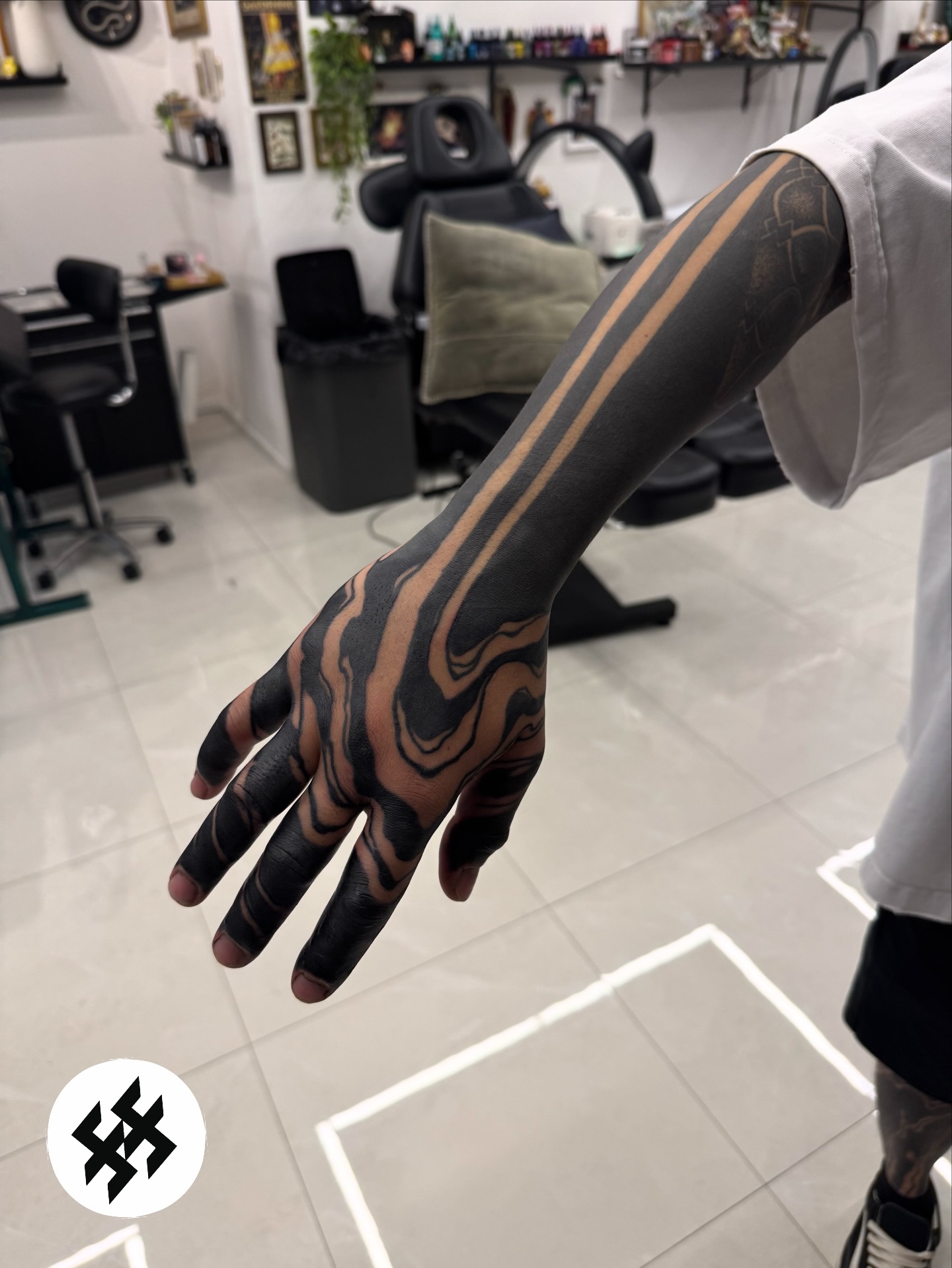 Done for @yatkayan @marrcux a close brother of mine ! Finger banger extension #tattoo #blackwork #ink #fingertattoos