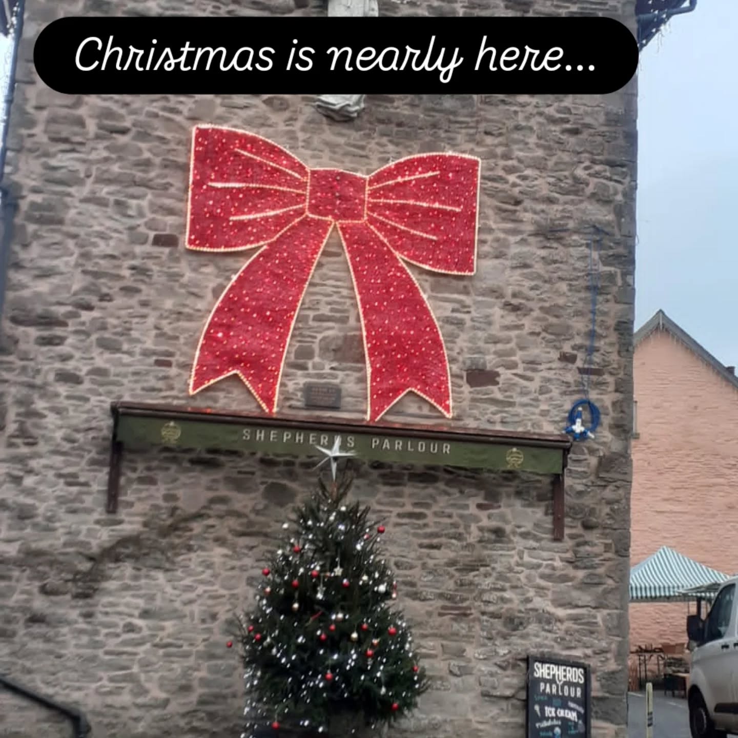 The Big Bow is up, so this can only mean one thing...
It's Christmas 🎁🎁🍫🍫
Come along for a fabulous Thursday market and then again at the weekend, there is absolutely loads to see at @haymarketsltd
Get your Christmas Chocolates too, find Cheryl in the Butter market, usual spot 😍😍
See you there 😊😊
www.andrewkingchocolates.com
@andrewkingchocolates784
@eatsleepliveherefordshire
#christmas #christmasiscoming #wintermarket #specialgift #artisanchocolatier #artisanchocolate #yum #enjoythelittlethings