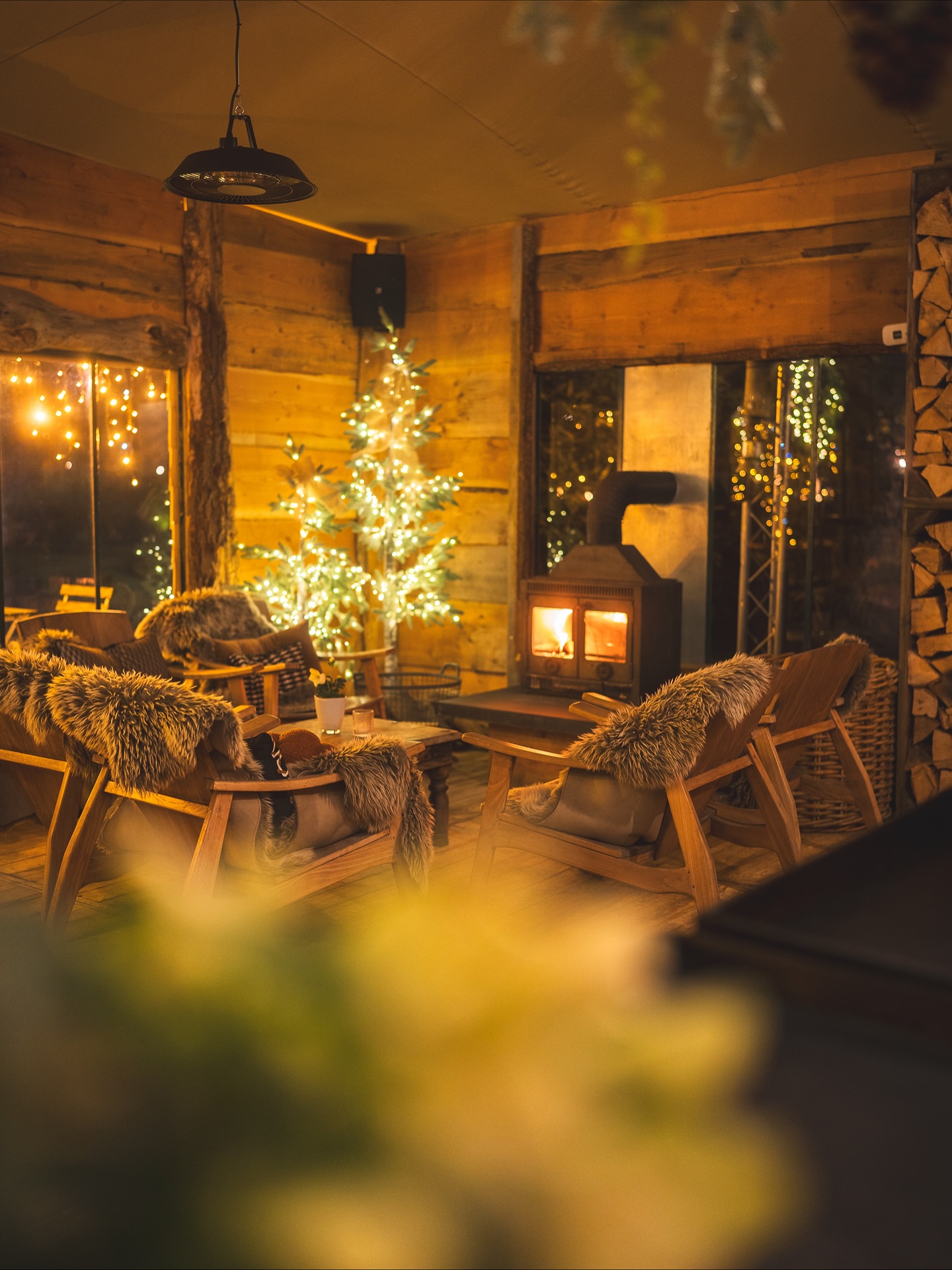 Afgelopen vrijdag werd Park Ven ondergedompeld in een vleugje wintermagie ✨
We nodigden alle koppels uit die het afgelopen jaar bij ons in het huwelijksbootje stapten, en zij die volgend jaar “ja” zeggen, voor een sfeervolle winterborrel.
De liefde hing in de lucht, en de magie van Park Ven was voelbaar tot in de kleinste details 💫
Een avond vol warmte, herinneringen en nieuwe dromen.