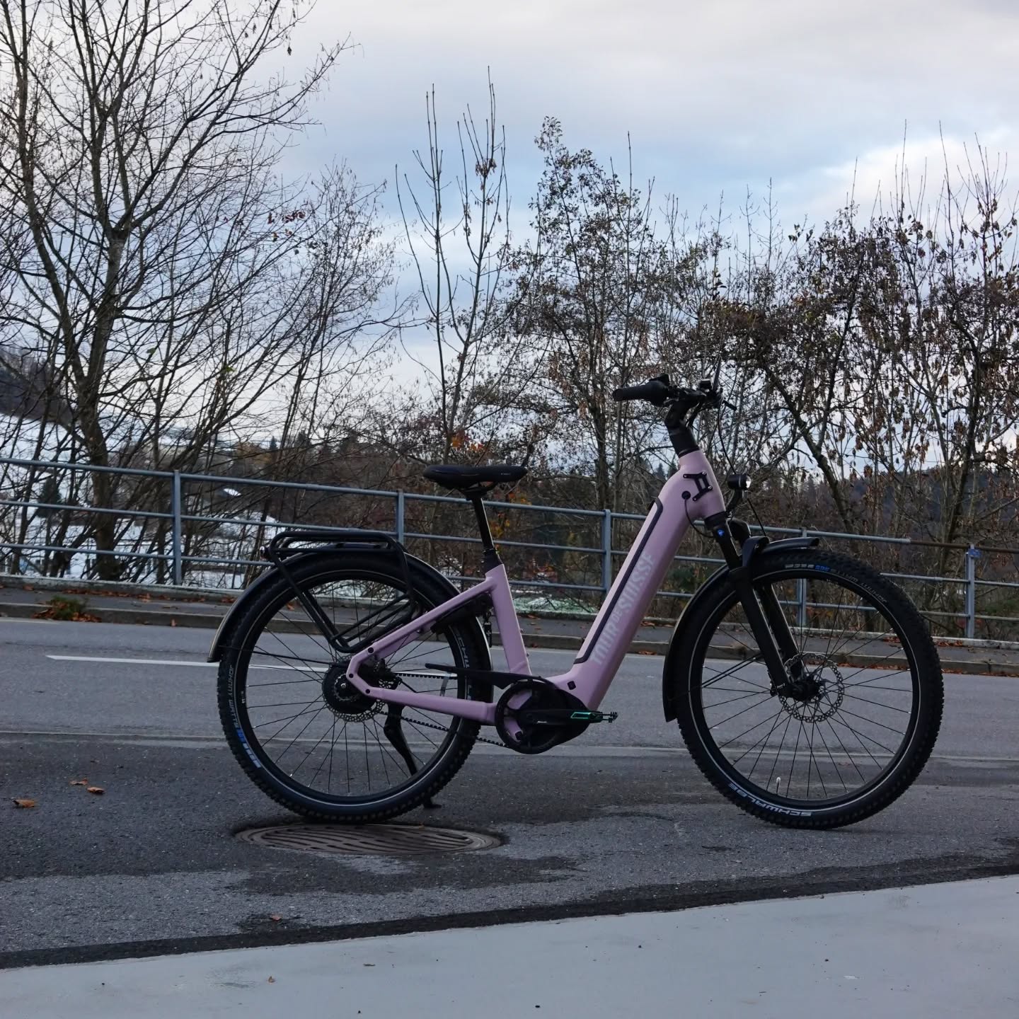 Custom-Bike mal anderst
@tourdesuisseradag und natürlich #madeinswitzerland🇨🇭
Egal ob City-E Bike, Gravel, Kinderfully oder Trailbike oder oder oder wir machen was spezielles draus. Schau bei uns im Shop vorbei und wir beraten dich gerne und stellen dir dein Traum-Bike zusammen.
www.stoeri-herisau.ch
#custombikes#leidergeil#bikeporn#switzerland#bikeshop#boschcx#uphillflow#mtb#citybike#ebike#schwalbe#dmr