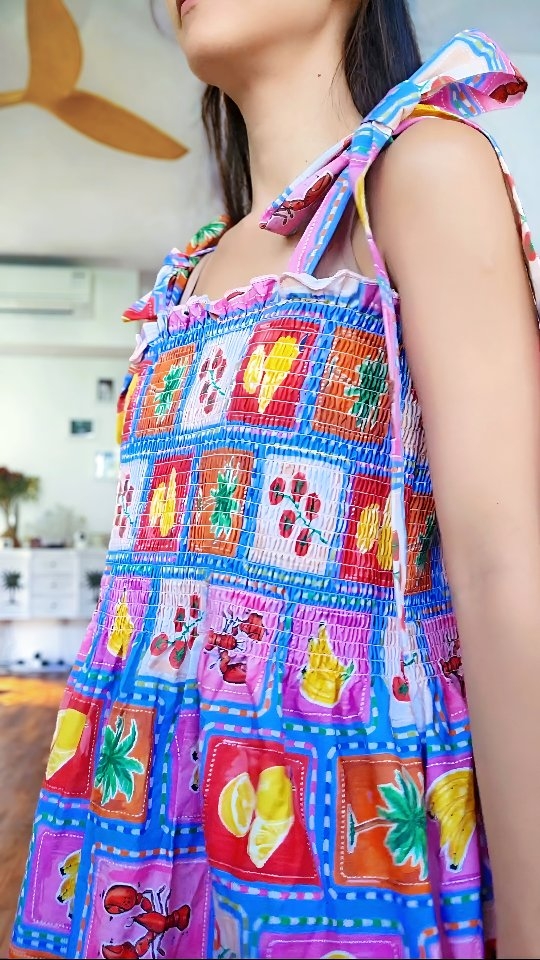 Loving these colourful tropical prints - lemons, tomatoes and lobsters 🦞 🍋 🍅 Plus, with a shirred top and ultra long shoulder ties, it makes twirling irresistible.
#madeinsingapore #slowfashion #MakennaStudio