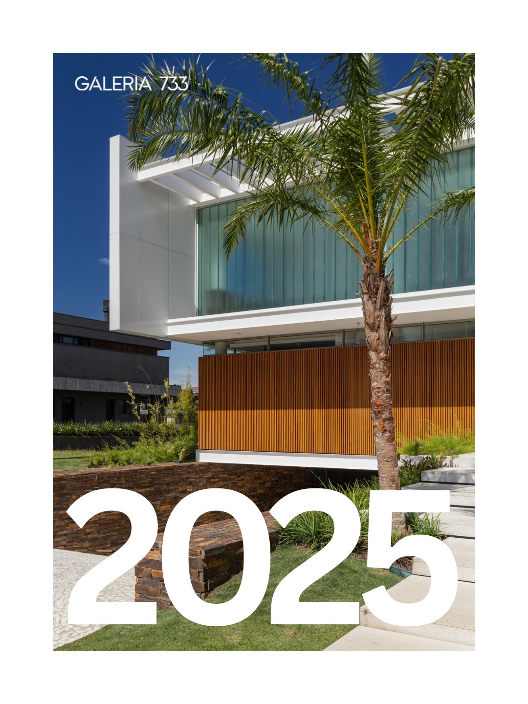O ano termina com a conclusão de importantes residências, como a Casa Sassi, em Caxias, e a Casa Glass, em Eldorado do Sul, ambas com previsão de serem fotografadas até março de 2026. Outras obras, como a Cobertura Lumì, em Porto Alegre, e a Casa da Saudade, em Gravataí, serão concluídas no primeiro trimestre de 2026.
A Galeria 733 iniciará o ano com a terceira edição do Open Air, evento de artes visuais dirigido pelo arquiteto Blacio Junior, no qual será lançada sua nova criação: a Poltrona Franco. Outro destaque do evento será a exposição da obra do azulejista brasileiro Alexandre Mancini, que executa dois painéis para a Casa da Saudade. Nesta edição, o Galeria 733 Open Air será aberto ao público em geral.
Em 2025, a Galeria 733 ampliou seu escopo de atuação, desenvolvendo propostas para projetos industriais e para edificações multifamiliares. Fundamenta a prática do escritório também a atuação acadêmica de parte da equipe, através dos arquitetos Guilherme Essvein de Almeida e Rodrigo Allgayer, que neste ano conduziram o desenvolvimento de projetos de médio e grande porte em âmbito universitário; Guilherme está finalizando a segunda edição ampliada do livro de sua autoria, Guia de Arquitetura Moderna em Porto Alegre, a ser lançado nos próximos meses, com fotografias inéditas de Marcelo Donadussi.
Além da finalização de projetos residenciais para serem construídos em Brasília e São Paulo no próximo ano, a Galeria 733 atualmente desenvolve o projeto de um edifício multifamiliar e de outras residências para o litoral norte, bem como para a região metropolitana de Porto Alegre.
_
Quer saber mais sobre o trabalho da Galeria 733 ou tem interesse em serviços de arquitetura, interiores ou colaboração em artes visuais? Escreva para contato@galeria733.com.br ou mande mensagem para (51) 3416-0412.
#arquitetura #casabrasileira #casascontemporaneas #galeria733 #projetodearquitetura
_____________________________________________
contato@galeria733.com.br
•
GALERIA 733