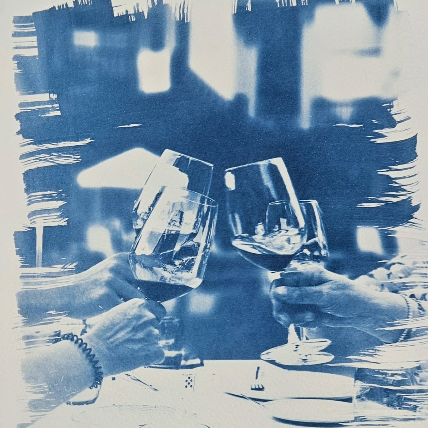 Deze kan ik nu laten zien, is als een presentje gegeven. Maar ik had 'm al even klaar liggen...
Cyanotype! Een vroege fotografische techniek. Zo leuk om te doen!
Foto is genomen door mezelf, een familie diner 🥰 Omgezet naar een cyanotype
#Pastellum #fotografie #cyanotype