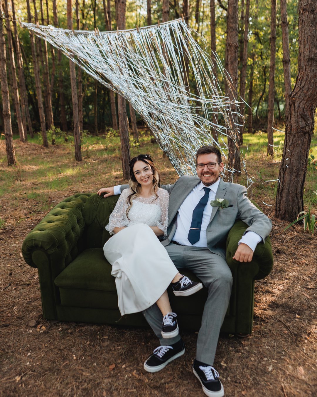Amikor az esküvő napja tényleg rólatok szól!✨
Rékának és Csabának a szervezés során az volt a legfontosabb, hogy a nagy napjukon is teljesen önmaguk lehessenek. Nem kellett semmi extra körítés: csak ők, a szeretteik, a kedvenc Vans cipőik, és egy erdő, ahol kimondhatták egymásnak az igent.
Foodtruck vacsi, társasozó és beszélgető vendégek, képeslapokra írt jókívánságok, és tánc a csillagos ég alatt a kedvenc zenéikre. A gyermeki én pedig végig jelen volt: amikor felcsendült a Hupikék Törpikék (gyerekkorunk legvadabb bulizenéje), vagy amikor Csaba a High School Musical (tinikorunk legjobb filmje🙌🏻) zenéjére egy szólót adott elő.😄
Sosem felejtem el Réka és Csaba önfeledt, fülig érő mosolyát, ami végigkísérte az egész napot.
Nagyon köszönöm, hogy ott lehettem veletek ezen a csodás napon!❤️
@______reka______ @icsabesz
@bohemerdo
@palmaszertartas
@lile.atelier
@_makeupbyeszter_
@lil_s_beauty
@chillweddingcatering
@km_event_sator
eskuvoi foto| eskuvoi fotozas| eskuvoi fotos| bohem eskuvo| eskuvo erdoben| eskuvoi otletek| eskuvoi tortenetek