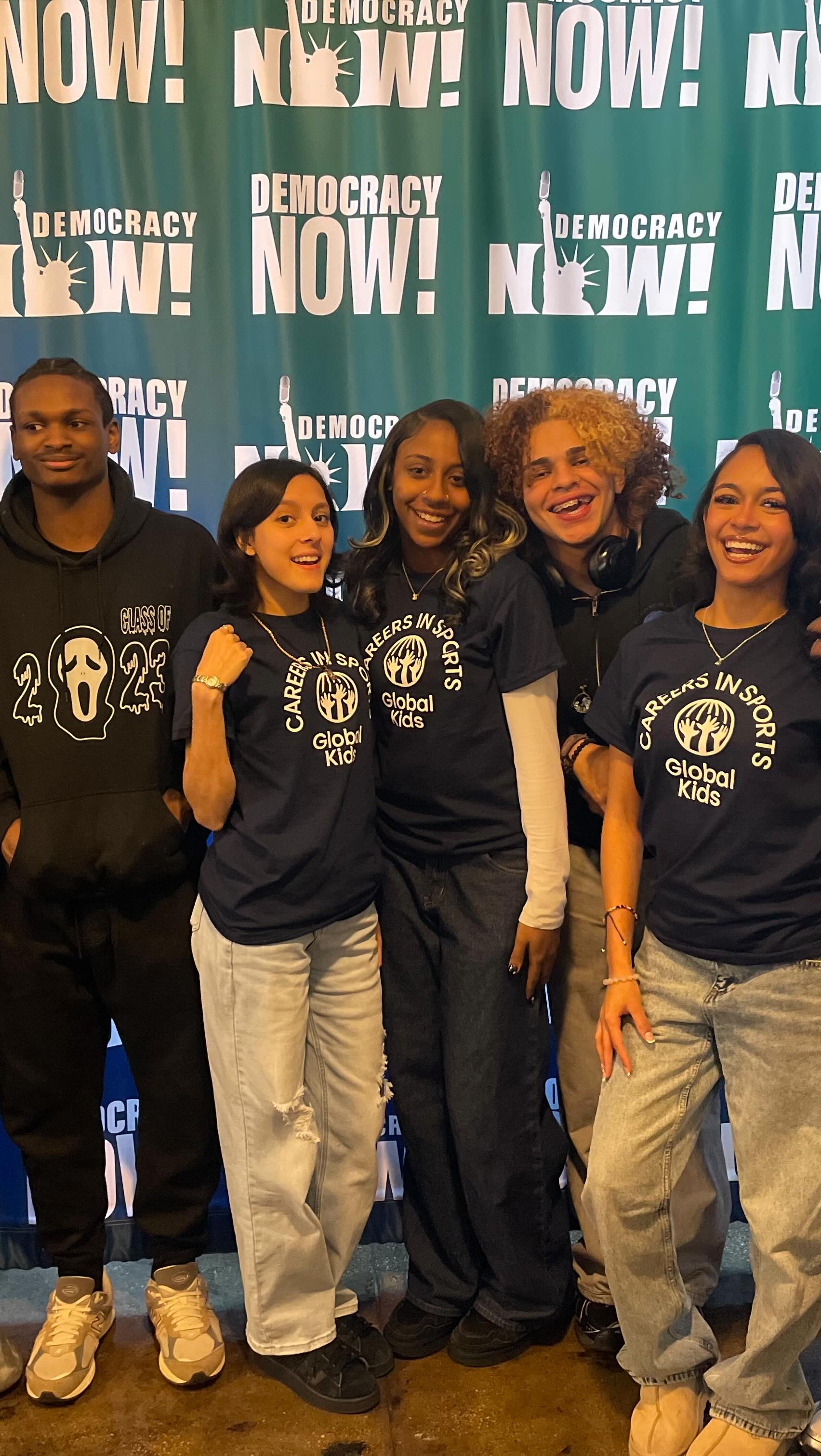 Student leaders from Careers in Sports High School took a powerful visit to Democracy Now! NYC studio. The students watched the live show, met Democracy Now! founder and award-winning journalist, Amy Goodman, explored the role of independent media, and dug into challenging topics with support from Democracy Now! educators. A highlight? A live look at the daily broadcast and an inspiring Q&A with Amy herself.
#gkallday #independentmedia #democracynow!