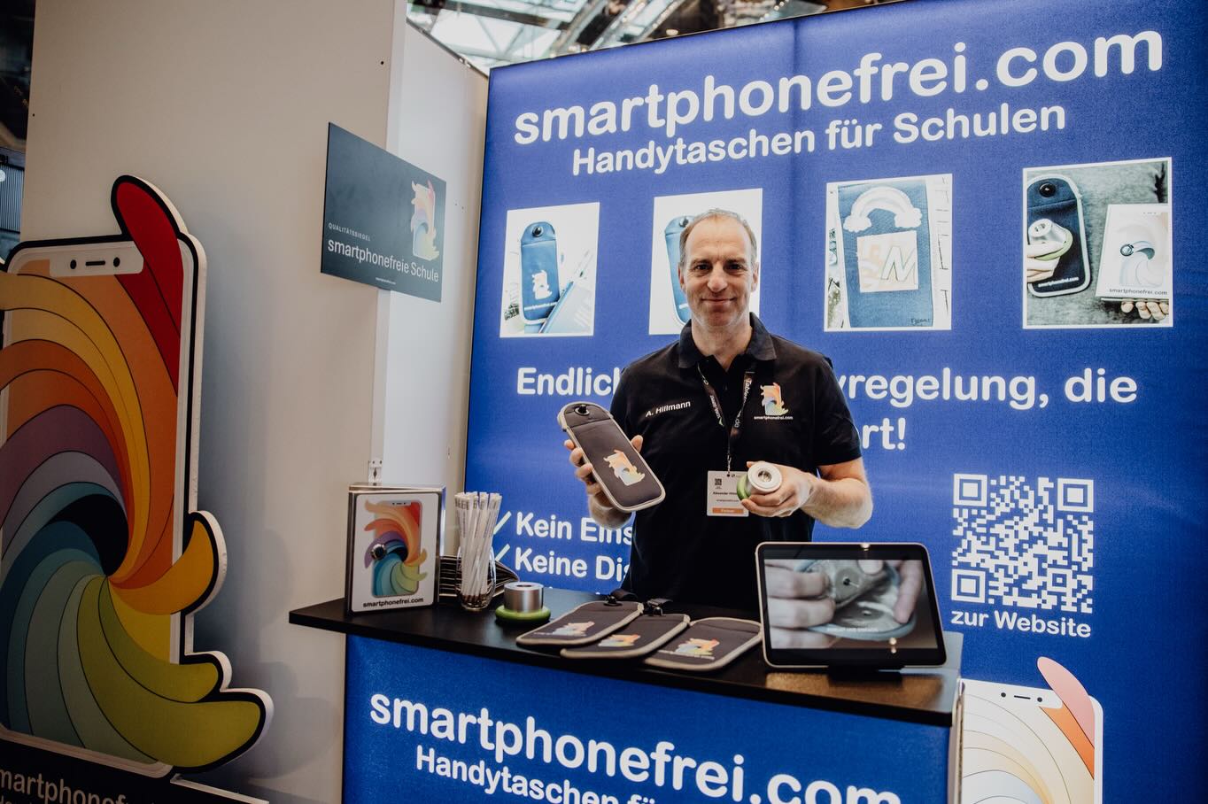 DANKE @schulleitungskongress_dslk - drei intensive Tage voller interessanter Gespräche über smartphonefreie Schulen 🌈 mit Schulleitungen aus Deutschland 🇩🇪, Österreich 🇦🇹, der Schweiz 🇨🇭, Luxemburg 🇱🇺, Belgien 🇧🇪 & Dänemark 🇩🇰 sind gestern zu Ende gegangen & schon jetzt wissen wir, wir kommen wieder. Wir sehen uns in Düsseldorf im November 2026.