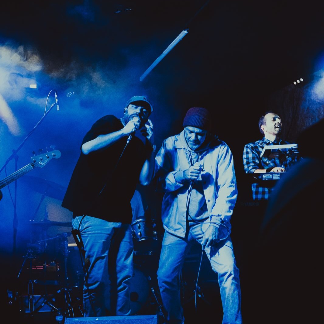 No domingo fomos recebidos em Corroios, na Margem Sul, como se tratasse de nossa casa. Devemos muito desse calor ao @tnt_musik, por ter acolhido a ideia de fazer este concerto connosco e, assim, ter partilhado encontro, público e amizade.
Se fazer cumprir o underground é juntar tribos, fazer por ti mesmo e daí crescer alguma coisa, no domingo, todos juntos, fizemos por cumprir esses mandamentos tão preciosos.
Chegámos e saímos com a GANA toda! Obrigado ao @bar_cine_teatro_gcc , é sempre um gosto regressar, obrigado ao @mazedlm e à @vanessadiasmusic por se terem juntado a nós.
Obrigado à Margem Sul, a Corroios, a Almada e a tantos rostos na plateia que nos inspiram tanto.
Apontamos a Évora!
Já no próximo sábado, 13 de dezembro, na @sociedadeharmoniaeborense !
💿 “Outros Dias” disponível em CD e Vinil, manda DM!
As 📸 são da @catarinasantosdiary !
A GANA continua ✊
🇬🇭