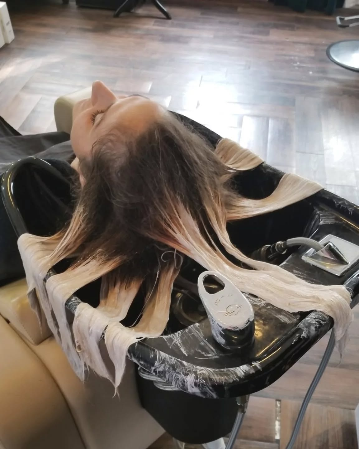 Most clients never ๐ค๐๐ this part of the service. Balayage in the sink isnโt glamorous. But this is where the real control happens. This step lets me check lift, adjust saturation, and ensure the blend stays soft and intentional.
๐๐๐ฅ ๐๐๐๐๐ช๐๐๐ is a great way to refine brightness and keep the blend seamless without over-lightening. Itโs a small step that makes a noticeable difference in the final tone and grow-out.