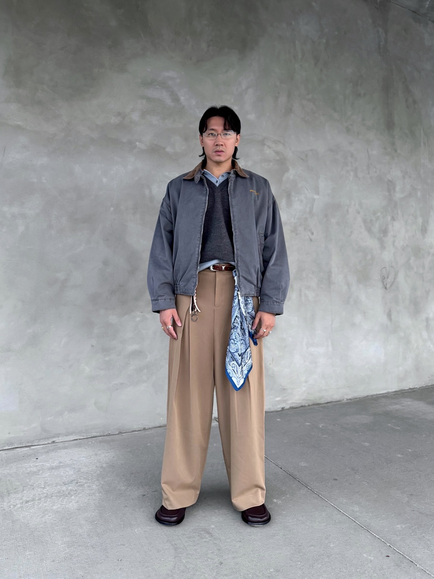 Like this look? Shop at www.highstreetporter.com
Search these keywords in the homepage
Sunglasses: GM Tetra
Jacket: MIU Chambray
Sweater: Colorblock Polo
Belt: Our Legacy
Pants: Low Crotch
Loafers: Campo
#miumiu #loewe #gentlemonster #ourlegacy #loewemen