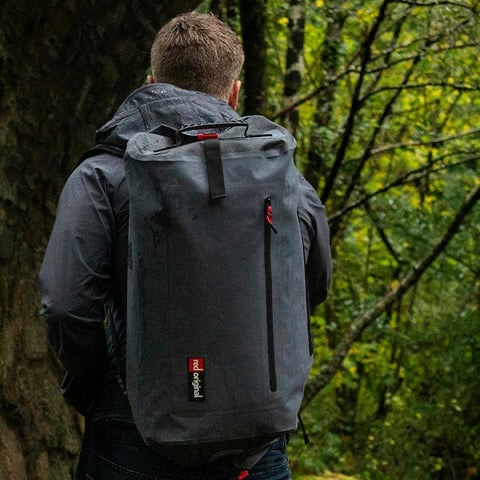 Deze waterproof kitbag van Red Paddle kan je voor zowel weekend/sporttas als waterprooftas voor op je SUPboard gebruiken. Verkrijgbaar in 40 en 60 liter.
#redoriginal #supboardshop #redpaddleco